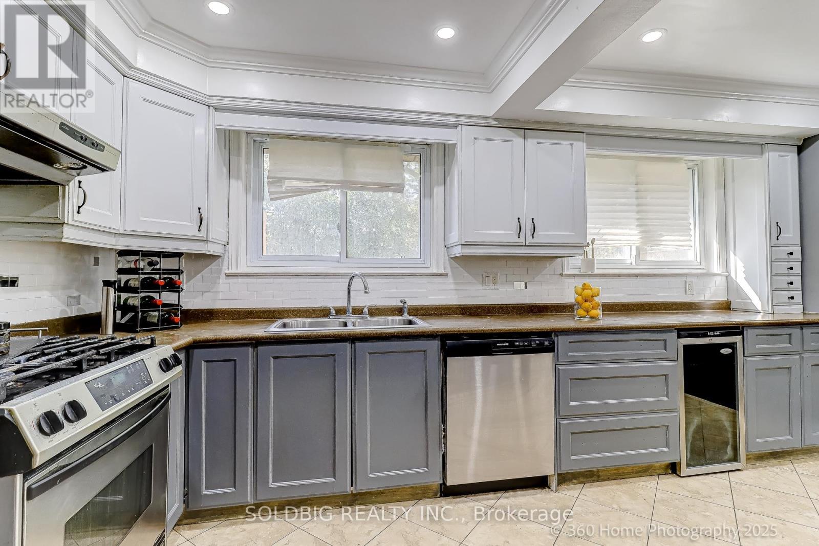 8 Haslemere Avenue, Brampton, ON - Indoor Photo Showing Kitchen With Double Sink