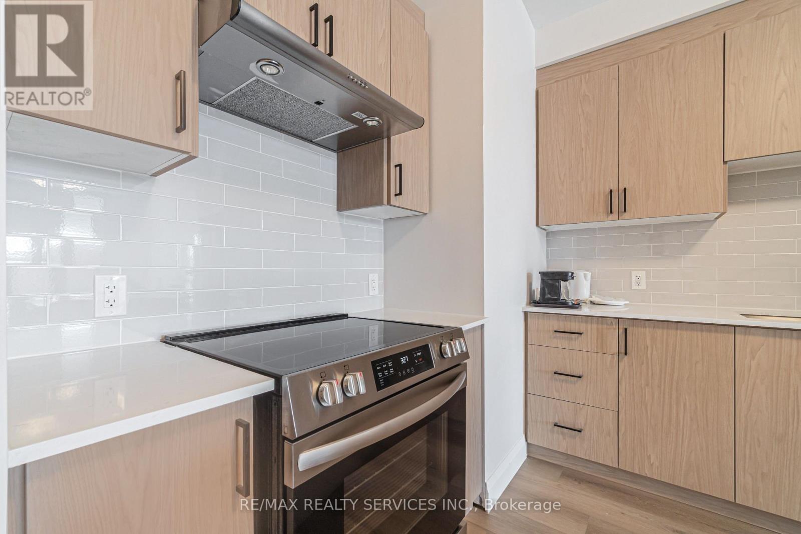 #4 - 30 Dean Park Road, Toronto, ON - Indoor Photo Showing Kitchen With Upgraded Kitchen