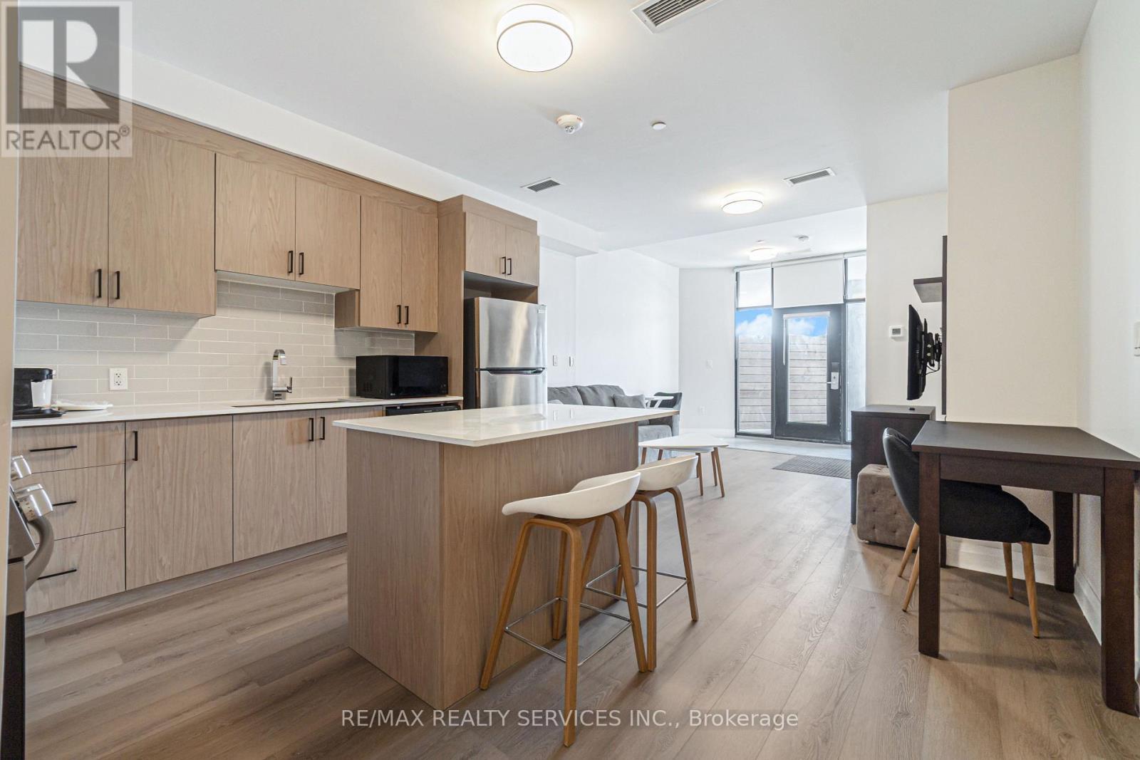 #4 - 30 Dean Park Road, Toronto, ON - Indoor Photo Showing Kitchen With Upgraded Kitchen