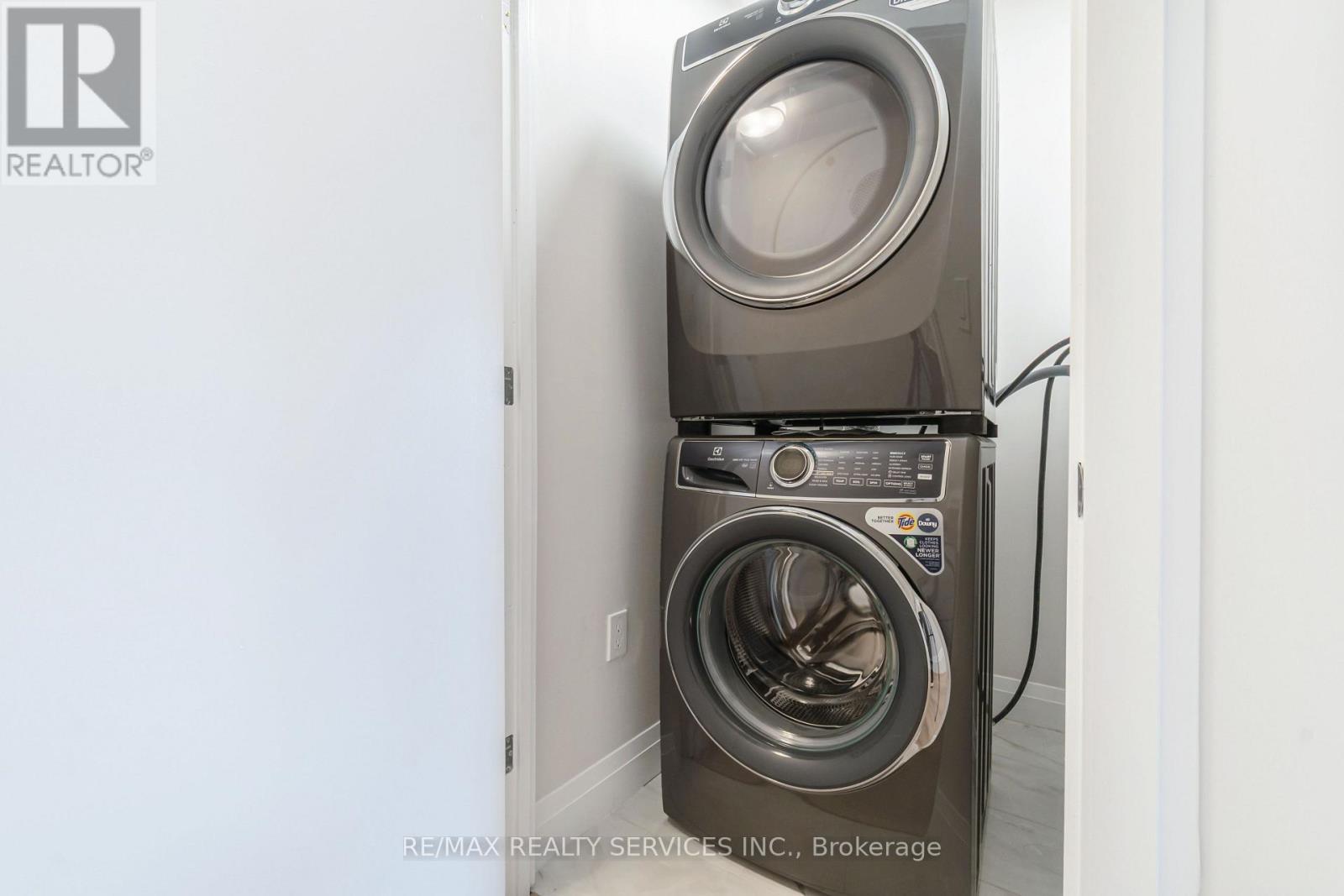 #4 - 30 Dean Park Road, Toronto, ON - Indoor Photo Showing Laundry Room