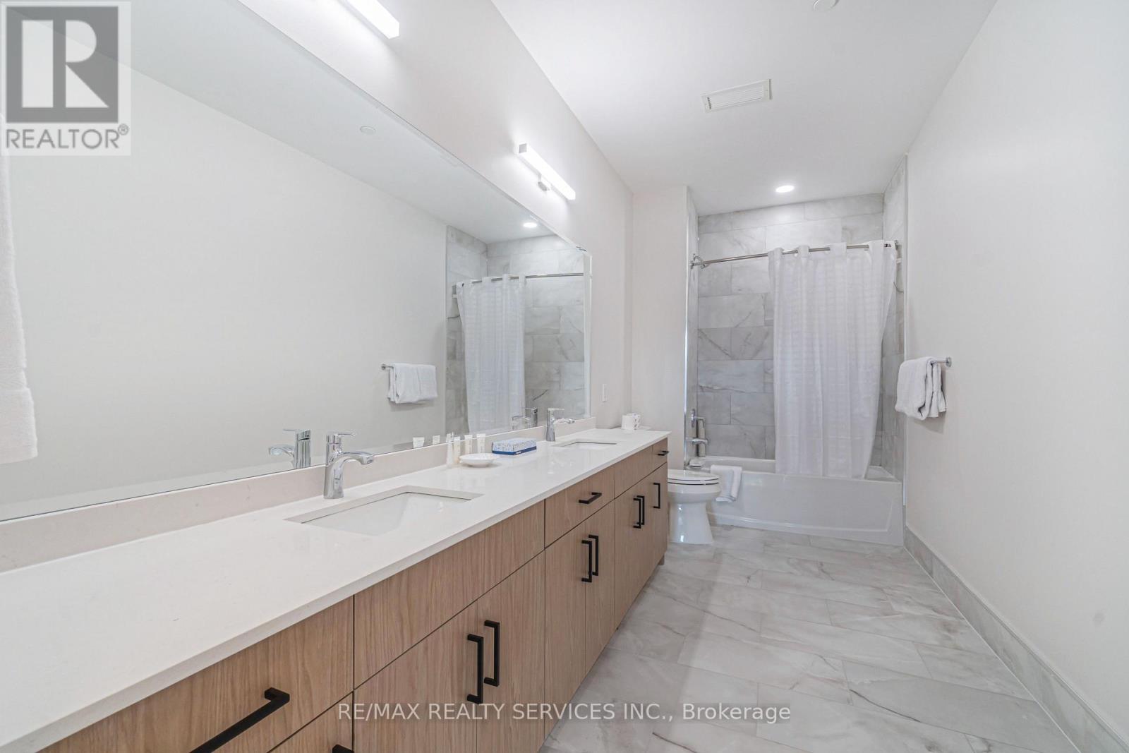#4 - 30 Dean Park Road, Toronto, ON - Indoor Photo Showing Bathroom