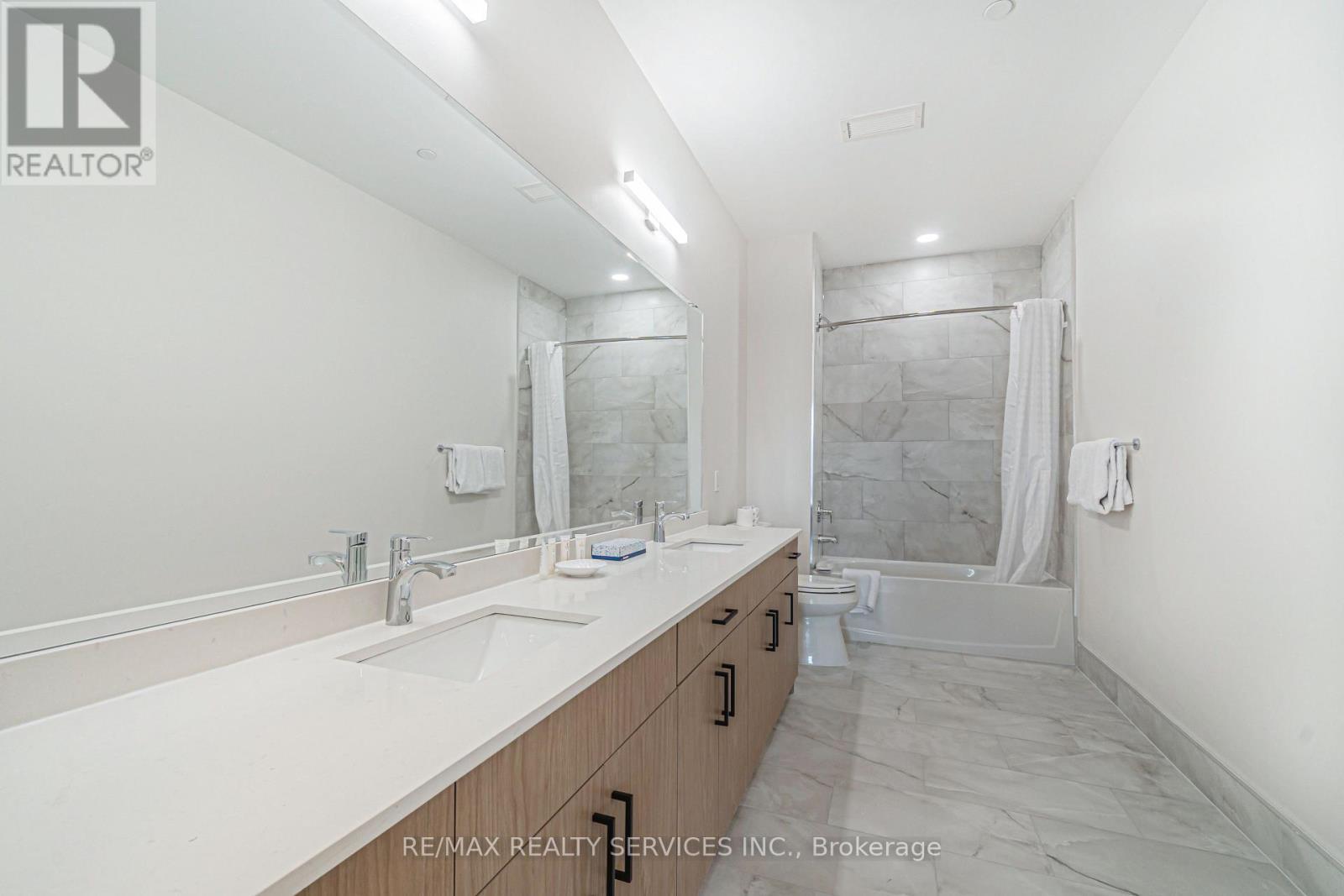 #4 - 30 Dean Park Road, Toronto, ON - Indoor Photo Showing Bathroom