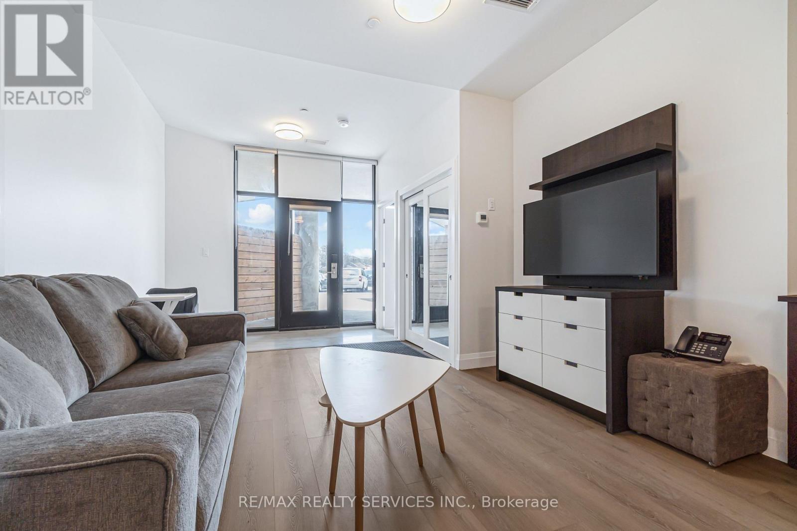 #4 - 30 Dean Park Road, Toronto, ON - Indoor Photo Showing Living Room