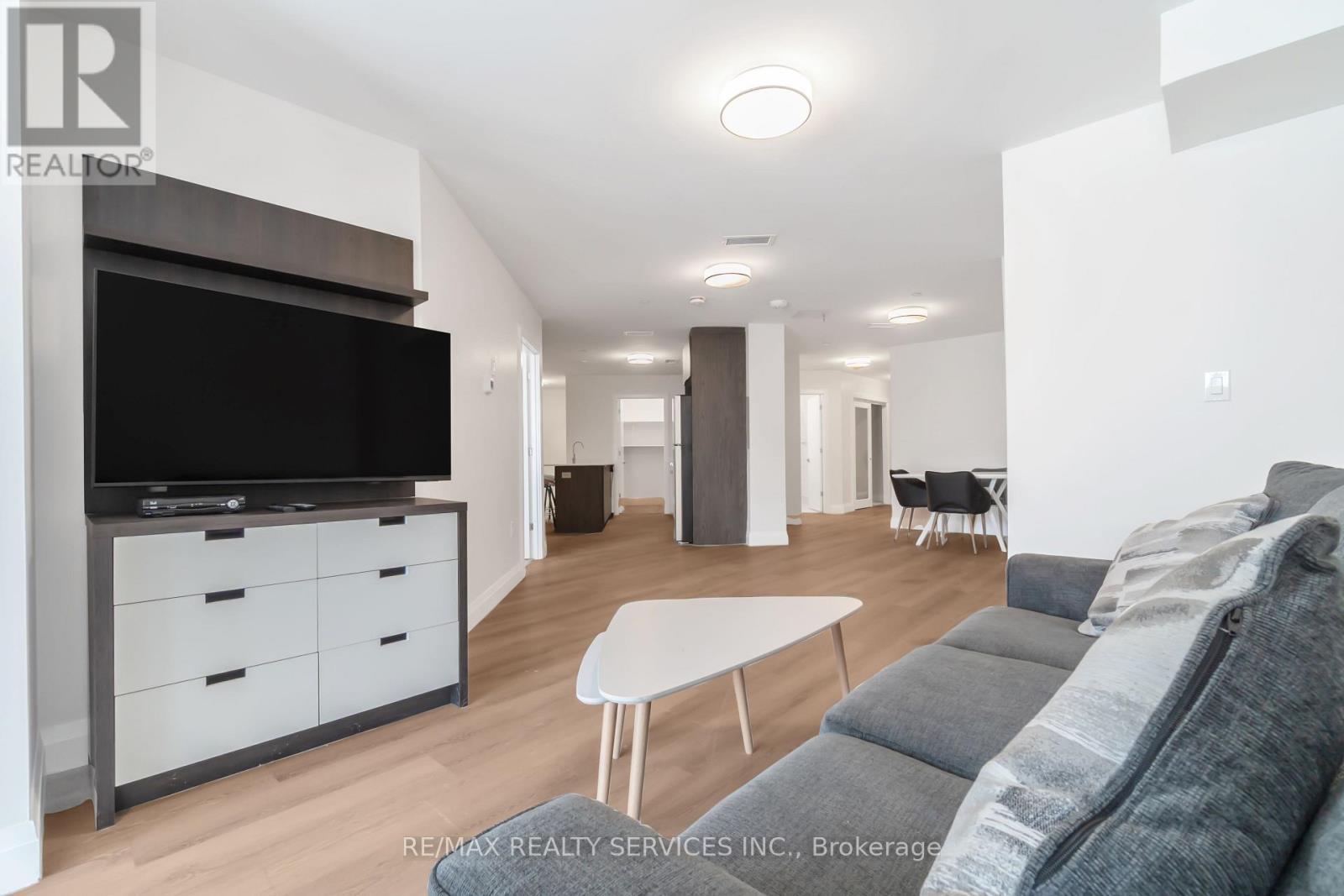 #7 - 30 Dean Park Road, Toronto, ON - Indoor Photo Showing Living Room