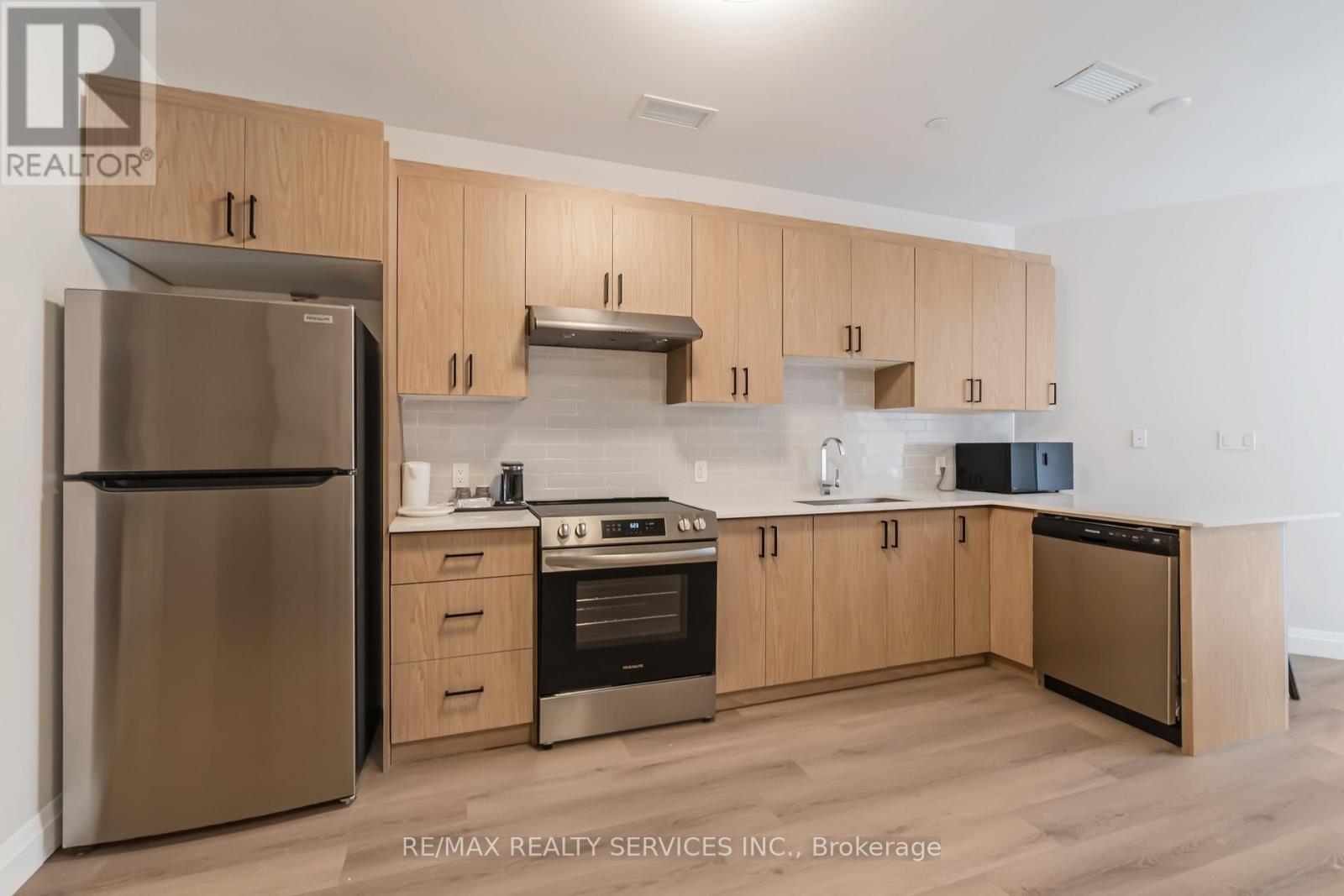 #1 - 30 Dean Park Road, Toronto, ON - Indoor Photo Showing Kitchen