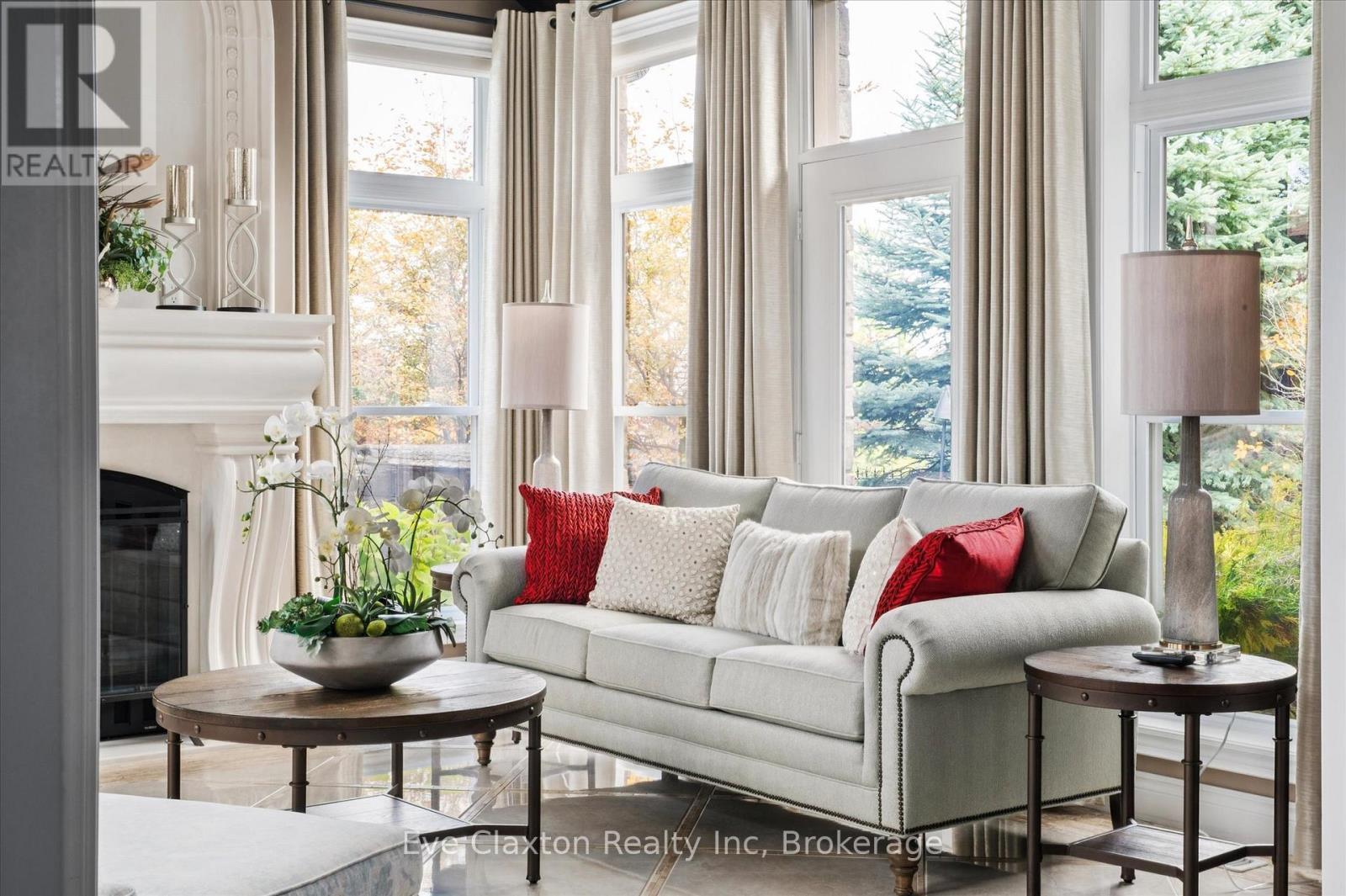 95 Old Ruby Lane, Puslinch, ON - Indoor Photo Showing Living Room