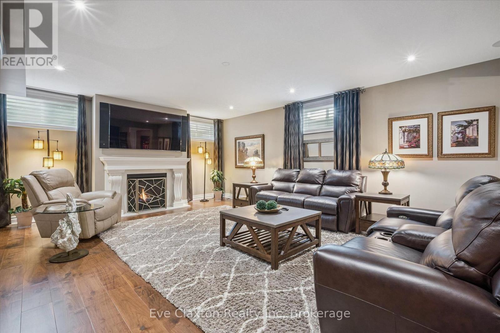 95 Old Ruby Lane, Puslinch, ON - Indoor Photo Showing Living Room With Fireplace