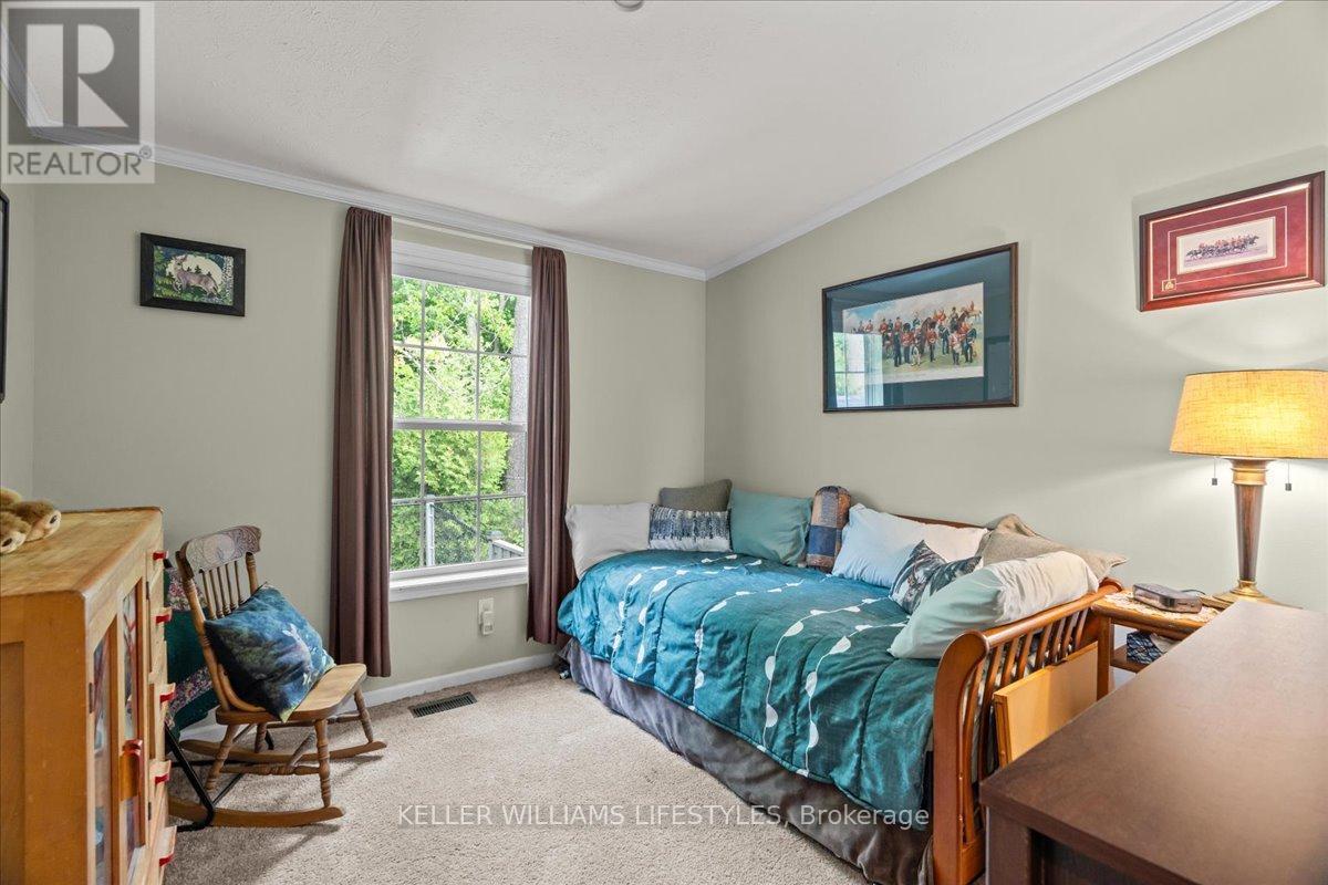13 Kellestine Drive, Strathroy-Caradoc (Se), ON - Indoor Photo Showing Bedroom