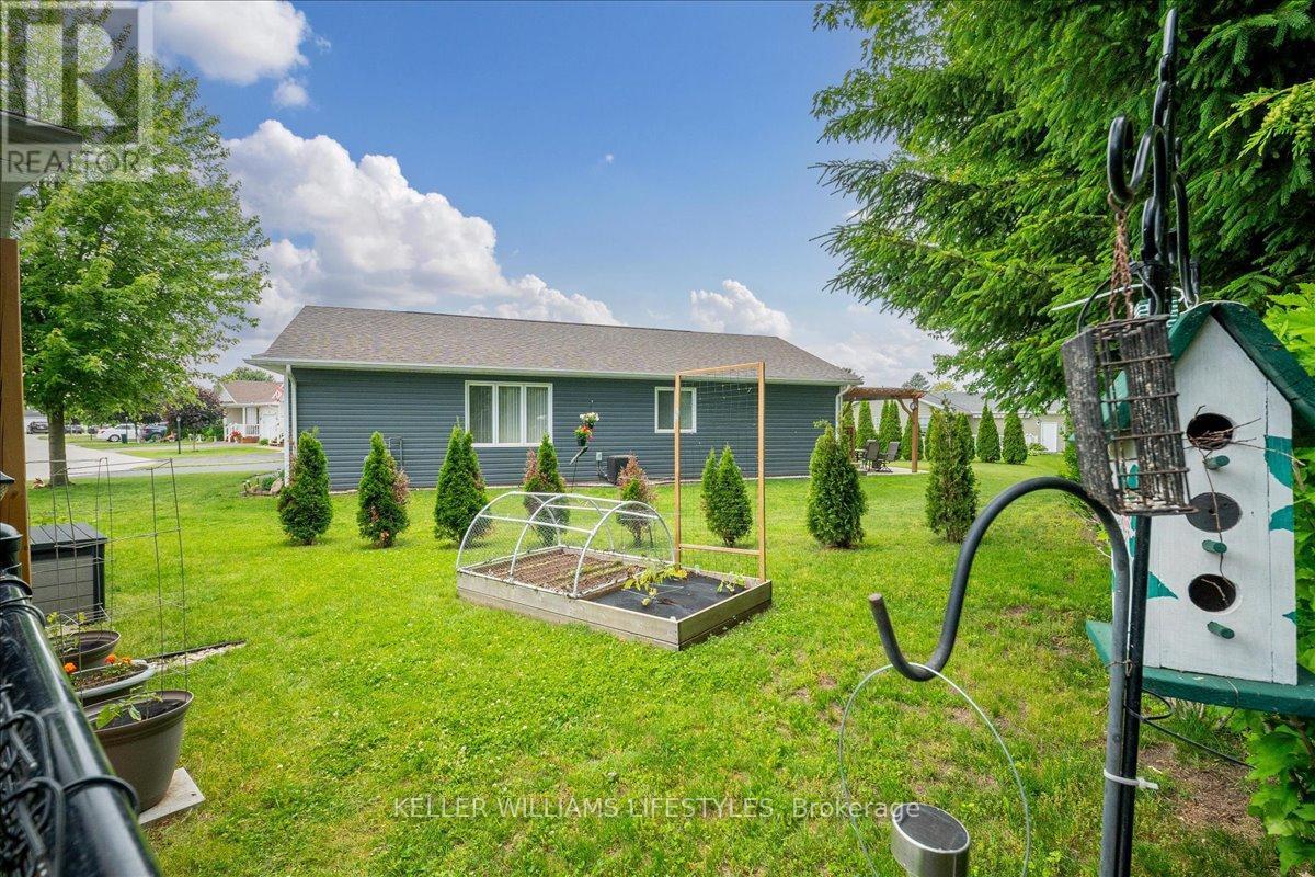 13 Kellestine Drive, Strathroy-Caradoc (Se), ON - Outdoor