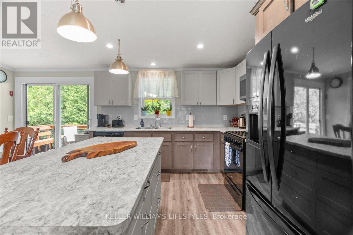 13 Kellestine Drive, Strathroy-Caradoc (Se), ON - Indoor Photo Showing Kitchen