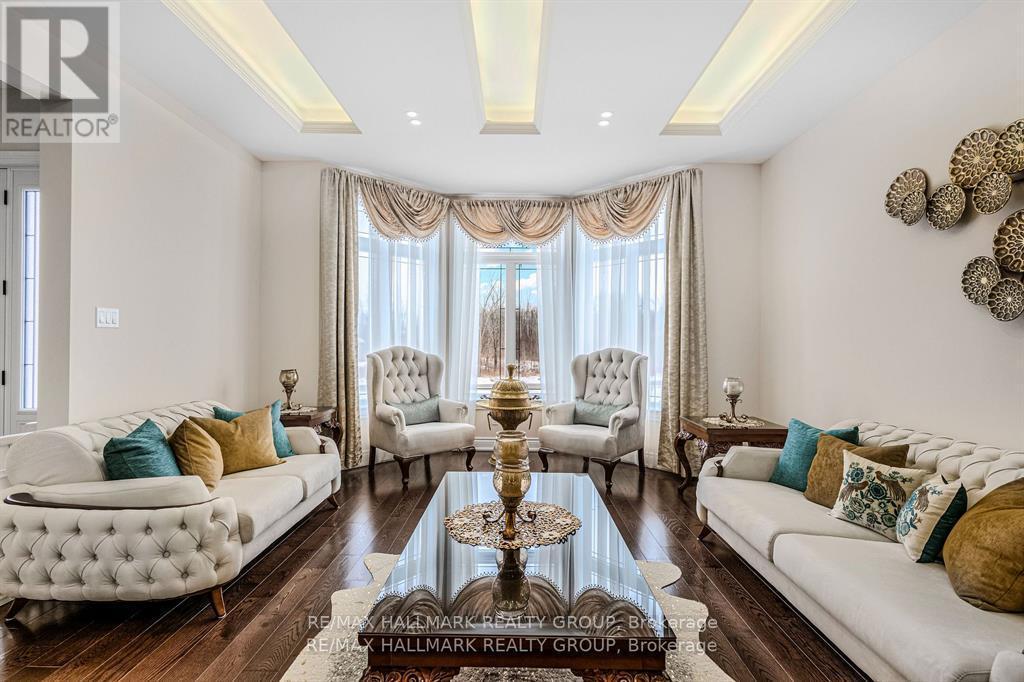 699 Ballycastle Crescent, Ottawa, ON - Indoor Photo Showing Living Room