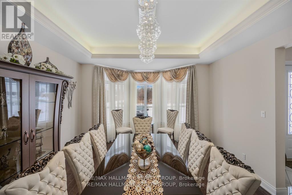 699 Ballycastle Crescent, Ottawa, ON - Indoor Photo Showing Living Room