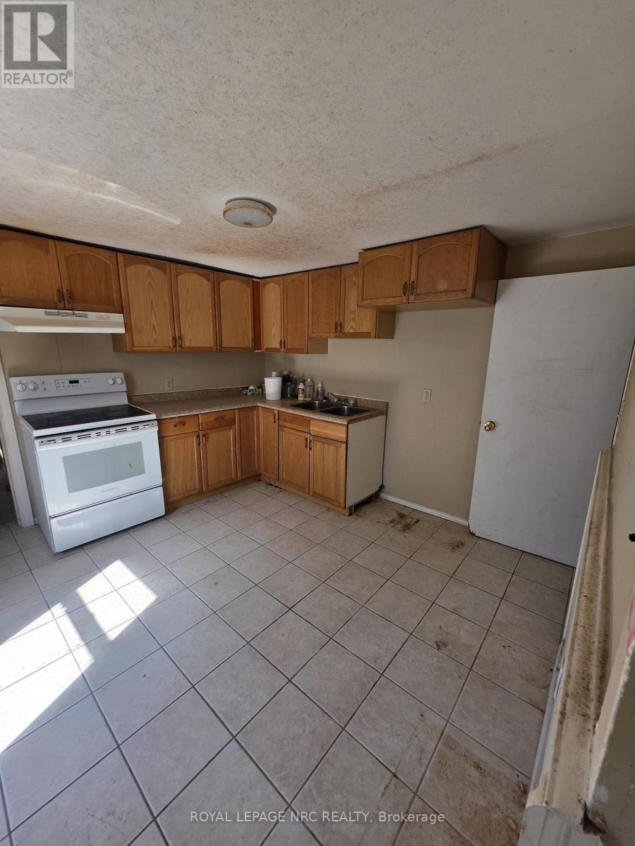 154 Fares Street, Port Colborne (East Village), ON - Indoor Photo Showing Kitchen With Double Sink