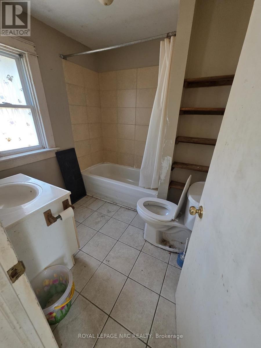 154 Fares Street, Port Colborne (East Village), ON - Indoor Photo Showing Bathroom