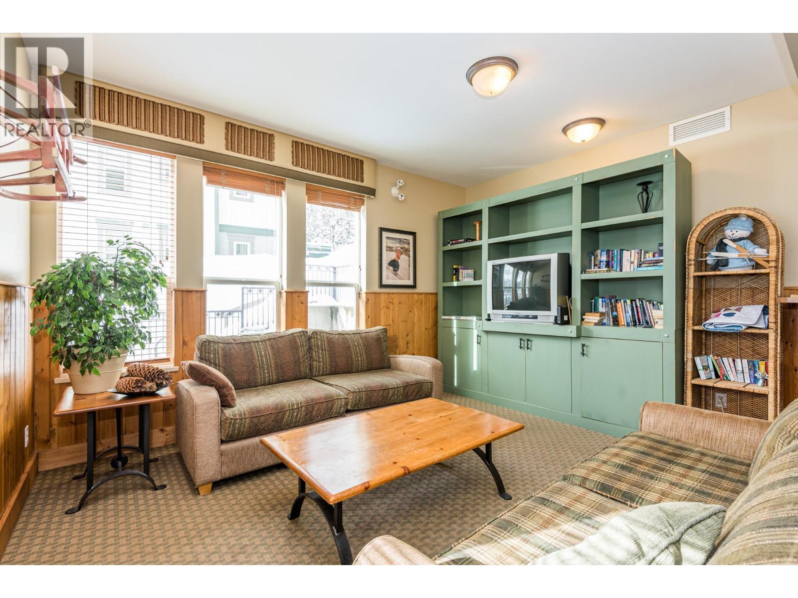 Common Area - 9808 Silver Star Road Unit# 109, Vernon, BC - Indoor Photo Showing Living Room