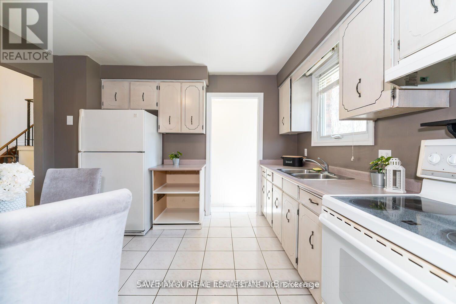 8 Altmar Court, St. Catharines, ON - Indoor Photo Showing Kitchen With Double Sink