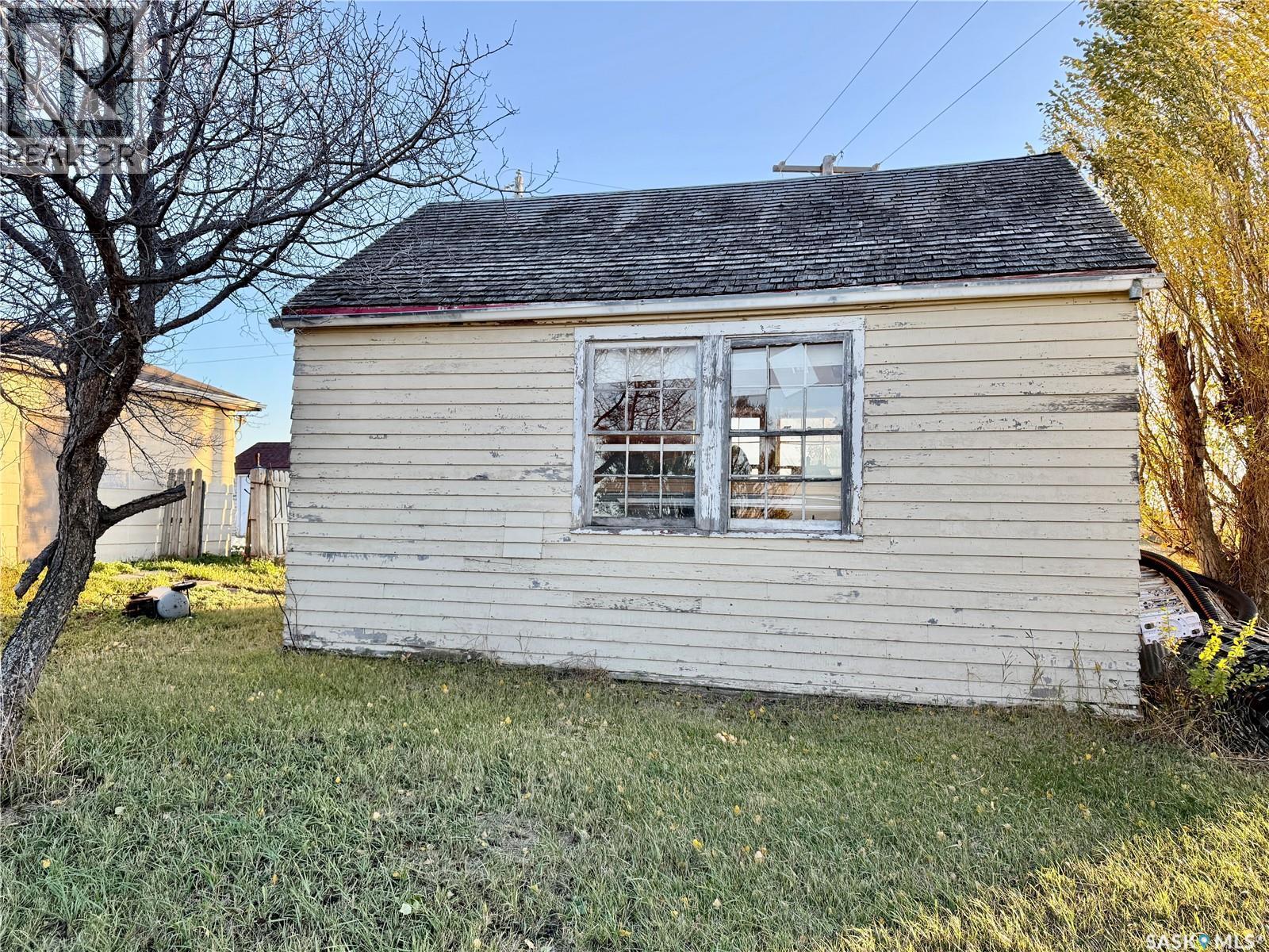 100 Main Street, Aylesbury, SK - Outdoor