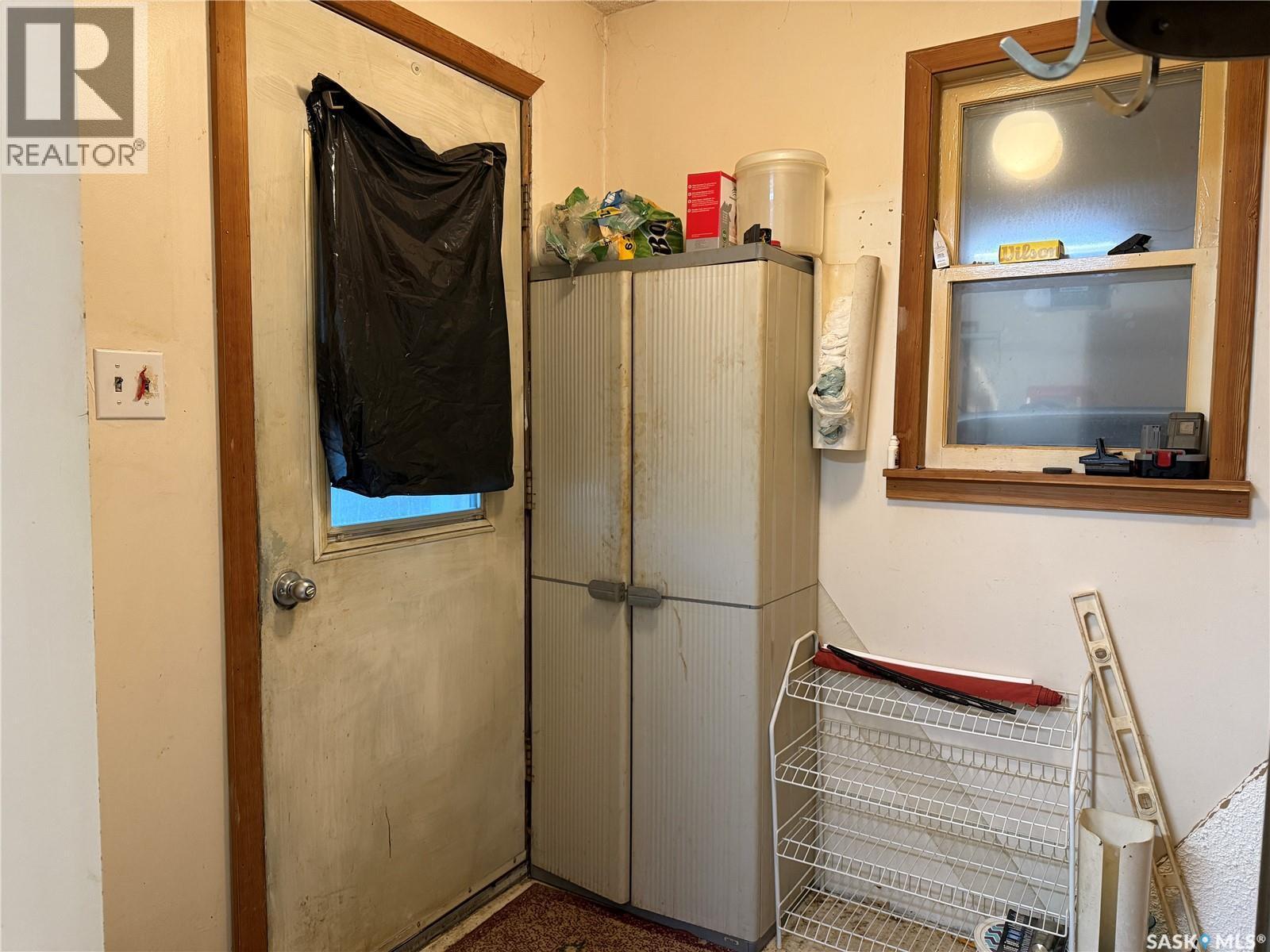 100 Main Street, Aylesbury, SK - Indoor Photo Showing Other Room