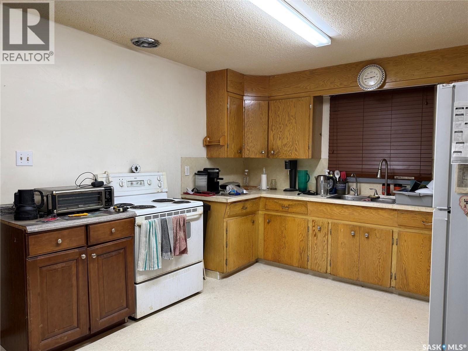 100 Main Street, Aylesbury, SK - Indoor Photo Showing Kitchen