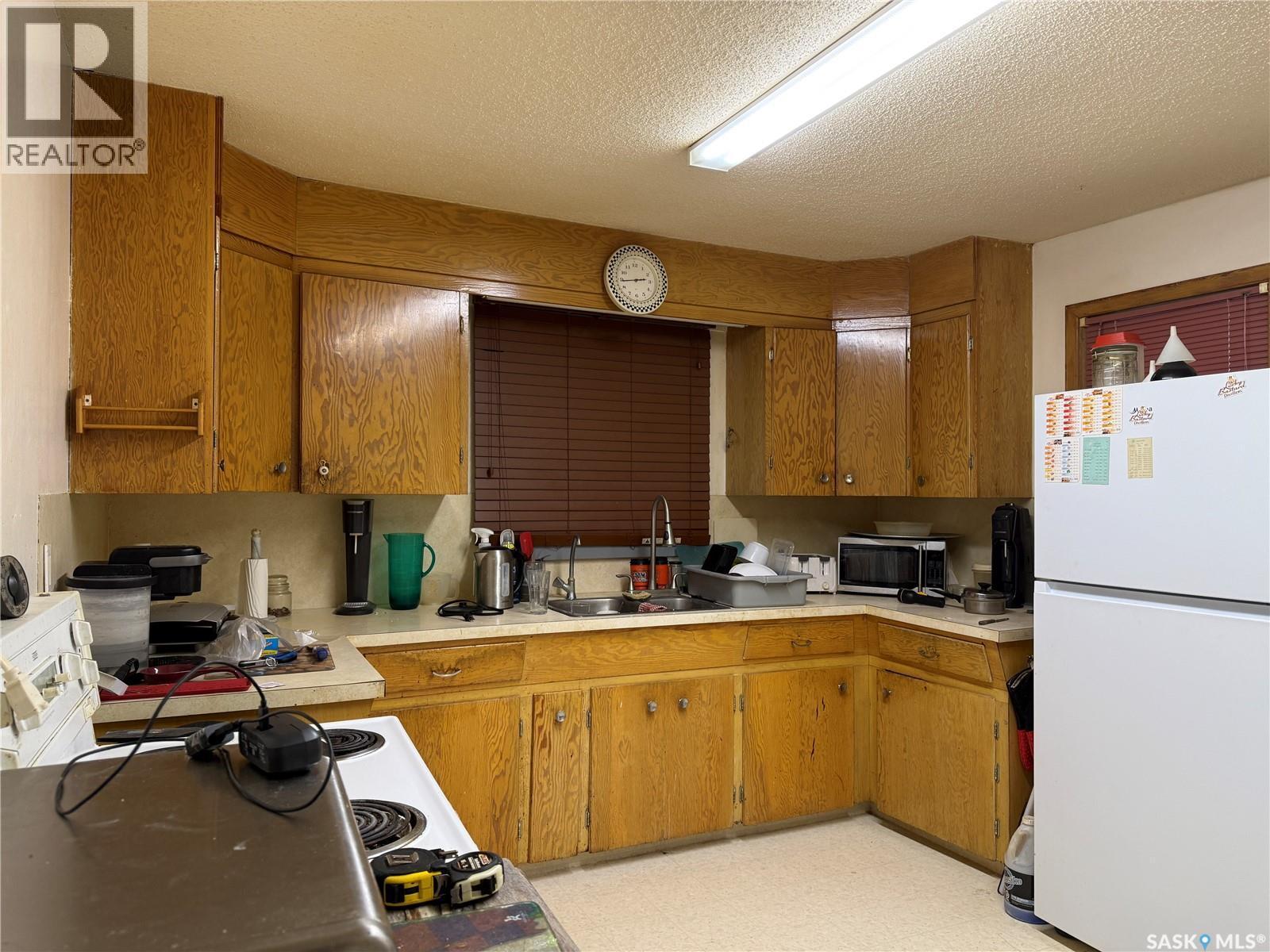 100 Main Street, Aylesbury, SK - Indoor Photo Showing Kitchen