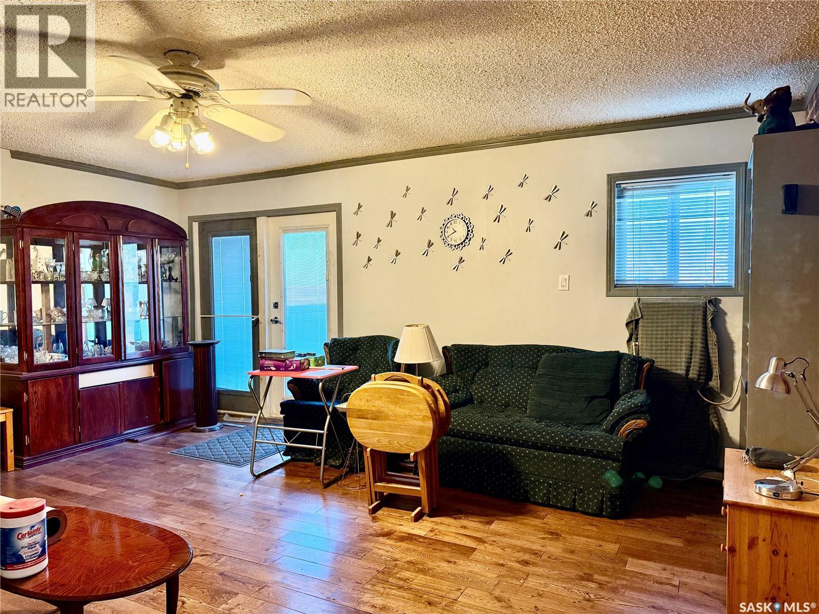 100 Main Street, Aylesbury, SK - Indoor Photo Showing Living Room