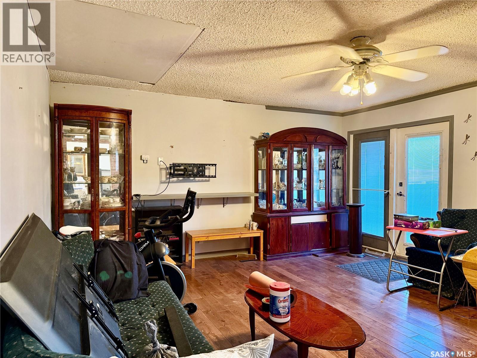 100 Main Street, Aylesbury, SK - Indoor