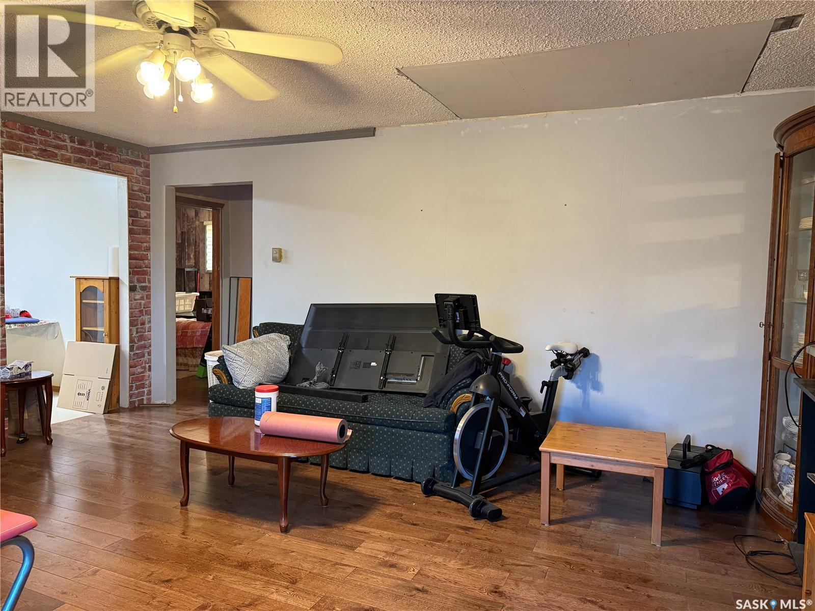 100 Main Street, Aylesbury, SK - Indoor