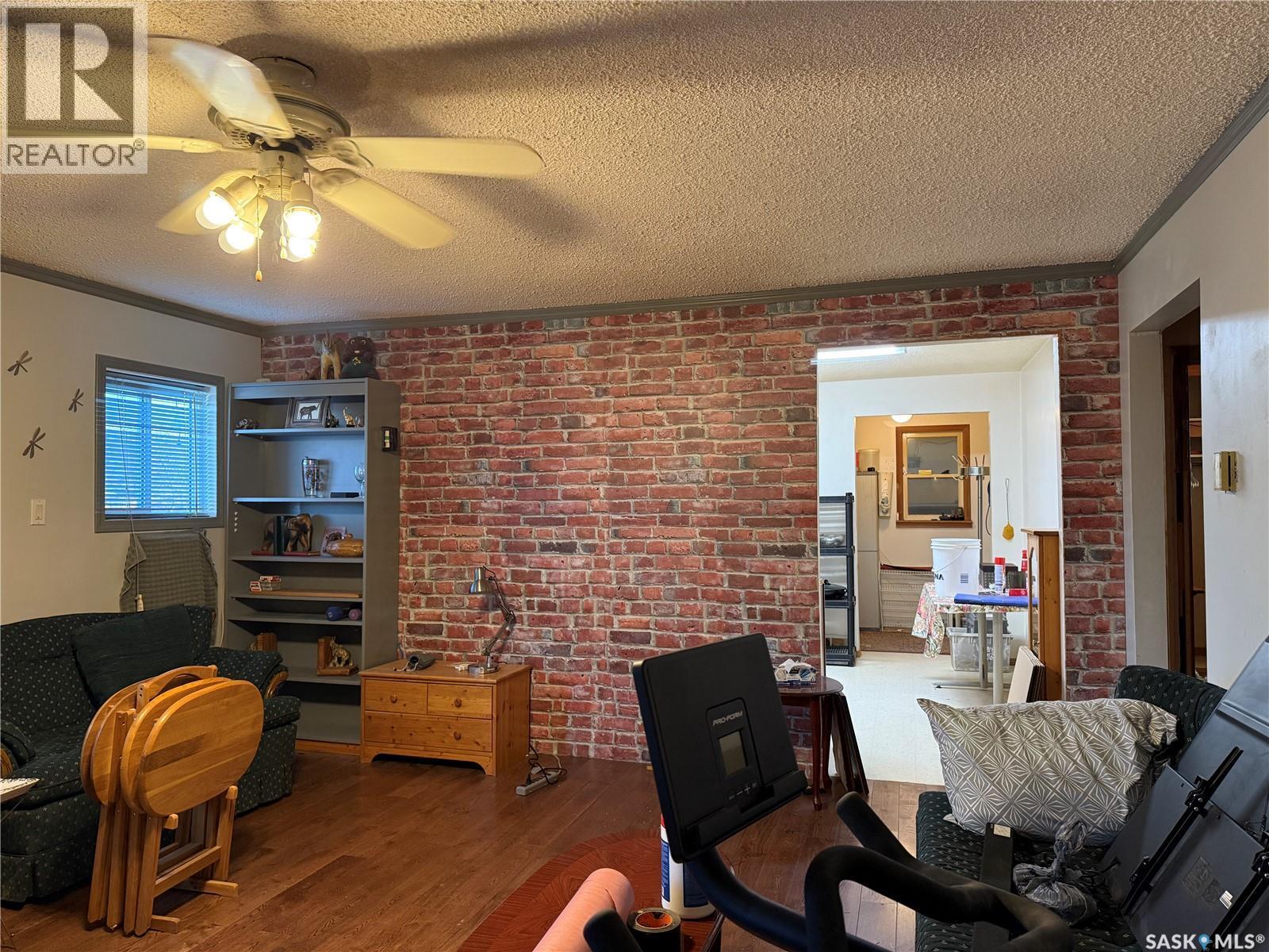 100 Main Street, Aylesbury, SK - Indoor