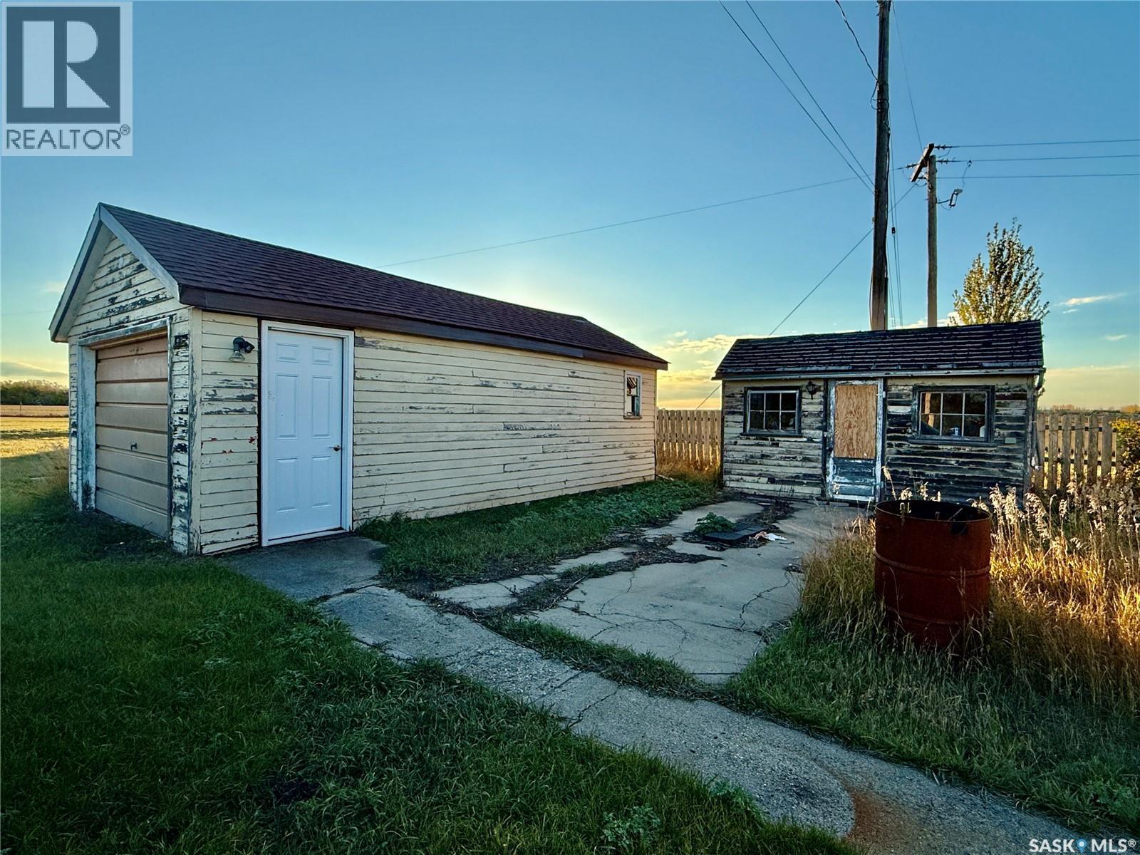 100 Main Street, Aylesbury, SK - Outdoor