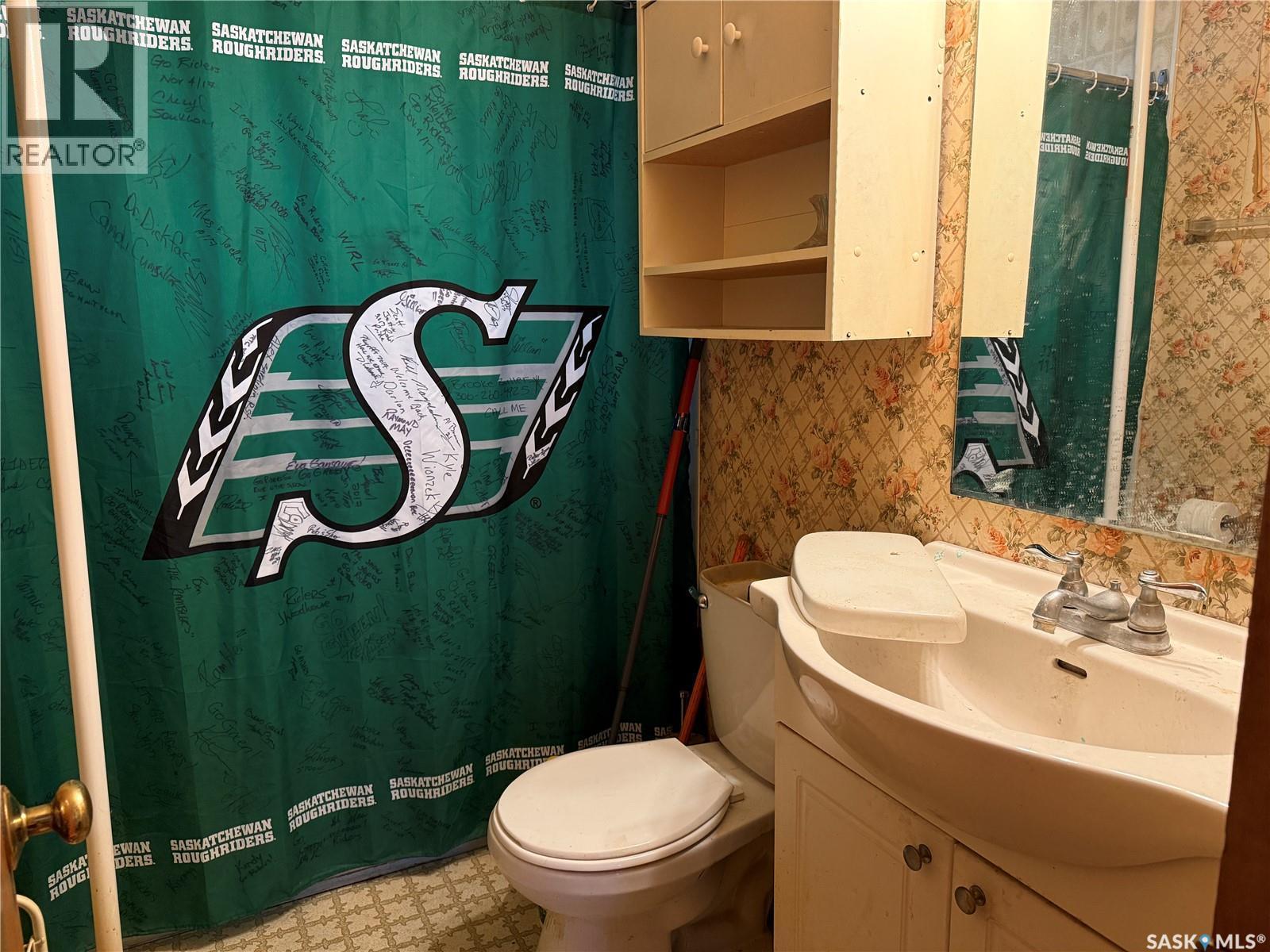 100 Main Street, Aylesbury, SK - Indoor Photo Showing Bathroom