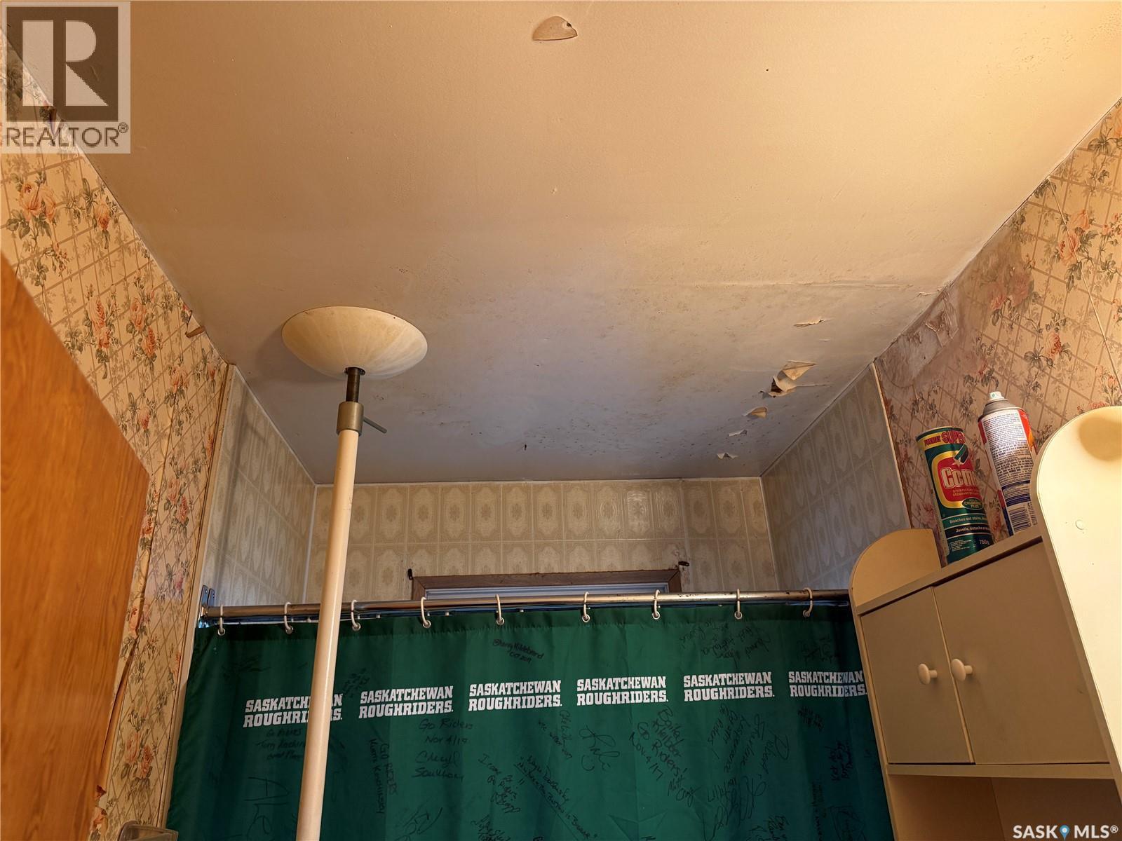 100 Main Street, Aylesbury, SK - Indoor Photo Showing Other Room