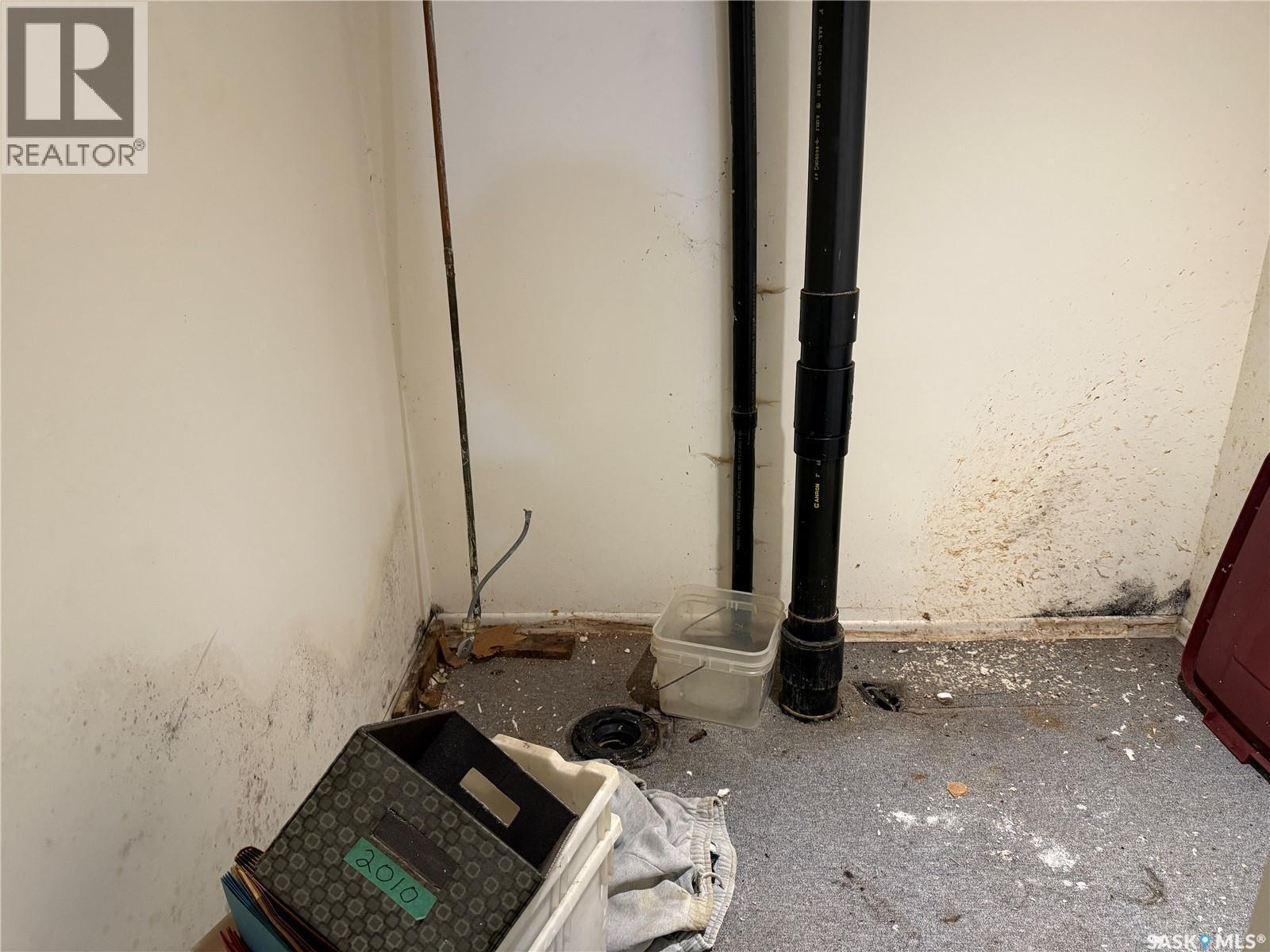 100 Main Street, Aylesbury, SK - Indoor