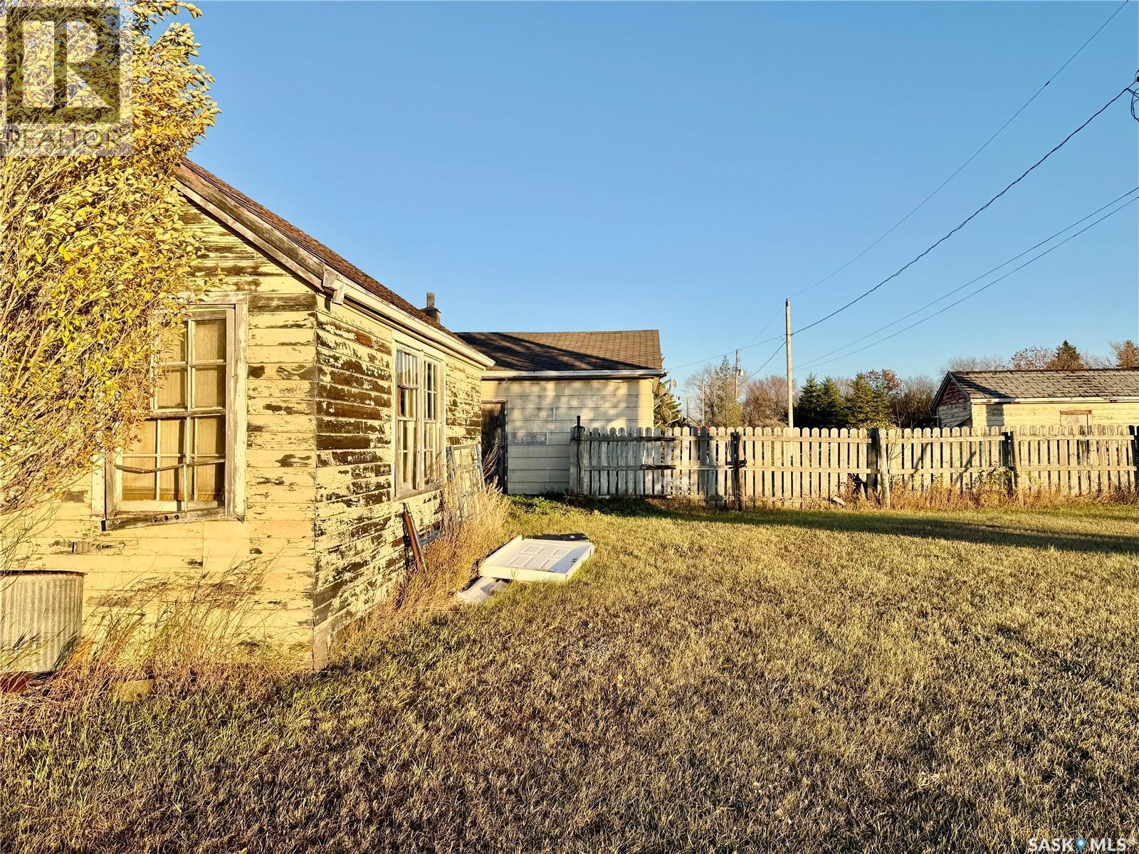 100 Main Street, Aylesbury, SK - Outdoor