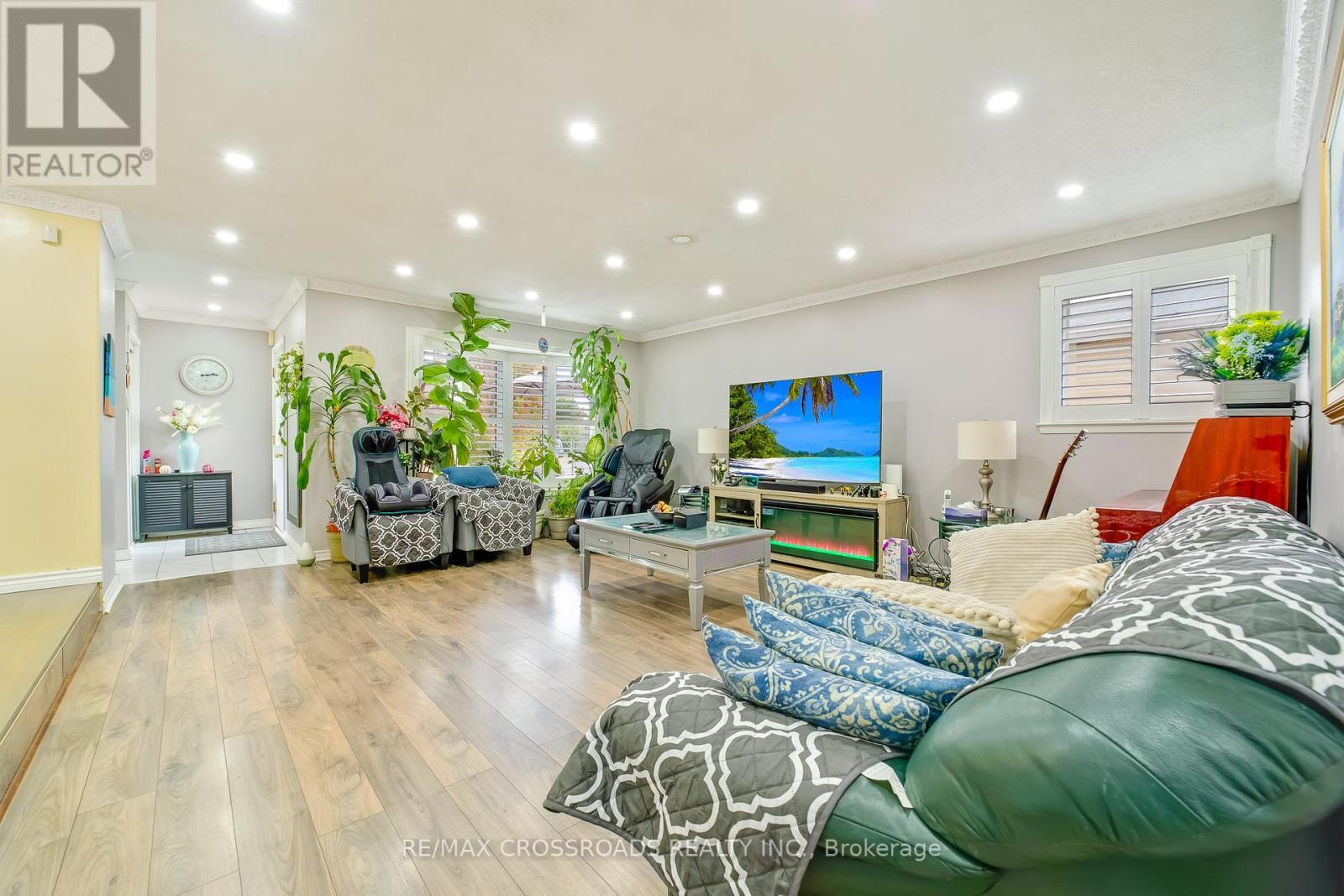 49 Tunmead Square, Toronto, ON - Indoor Photo Showing Living Room