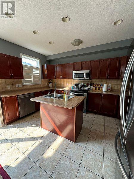 28 Lemonwood(Upper) Place, Cambridge, ON - Indoor Photo Showing Kitchen With Stainless Steel Kitchen