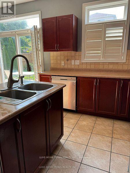 28 Lemonwood(Upper) Place, Cambridge, ON - Indoor Photo Showing Kitchen With Double Sink