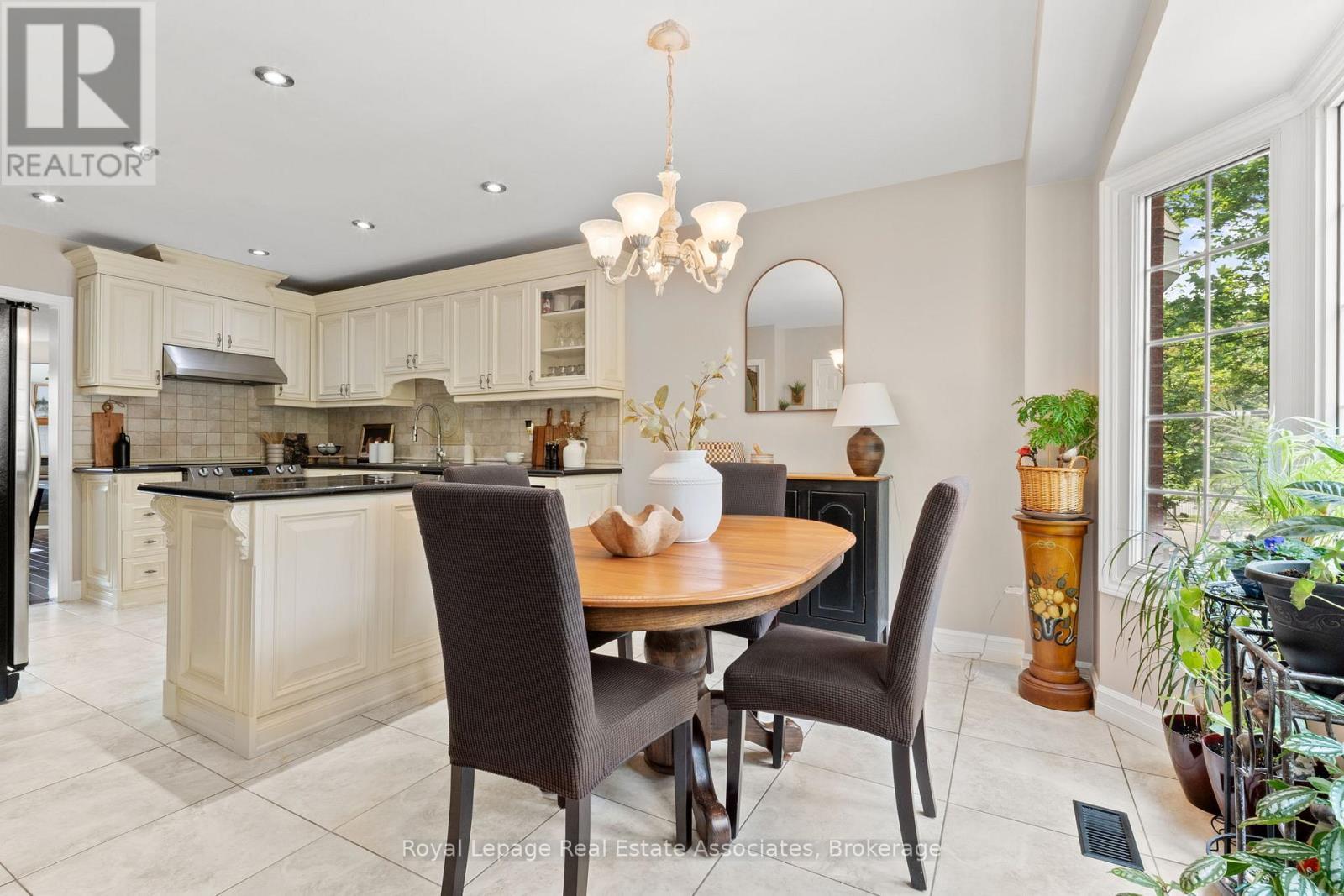 7 - 4605 Donegal Drive, Mississauga, ON - Indoor Photo Showing Dining Room