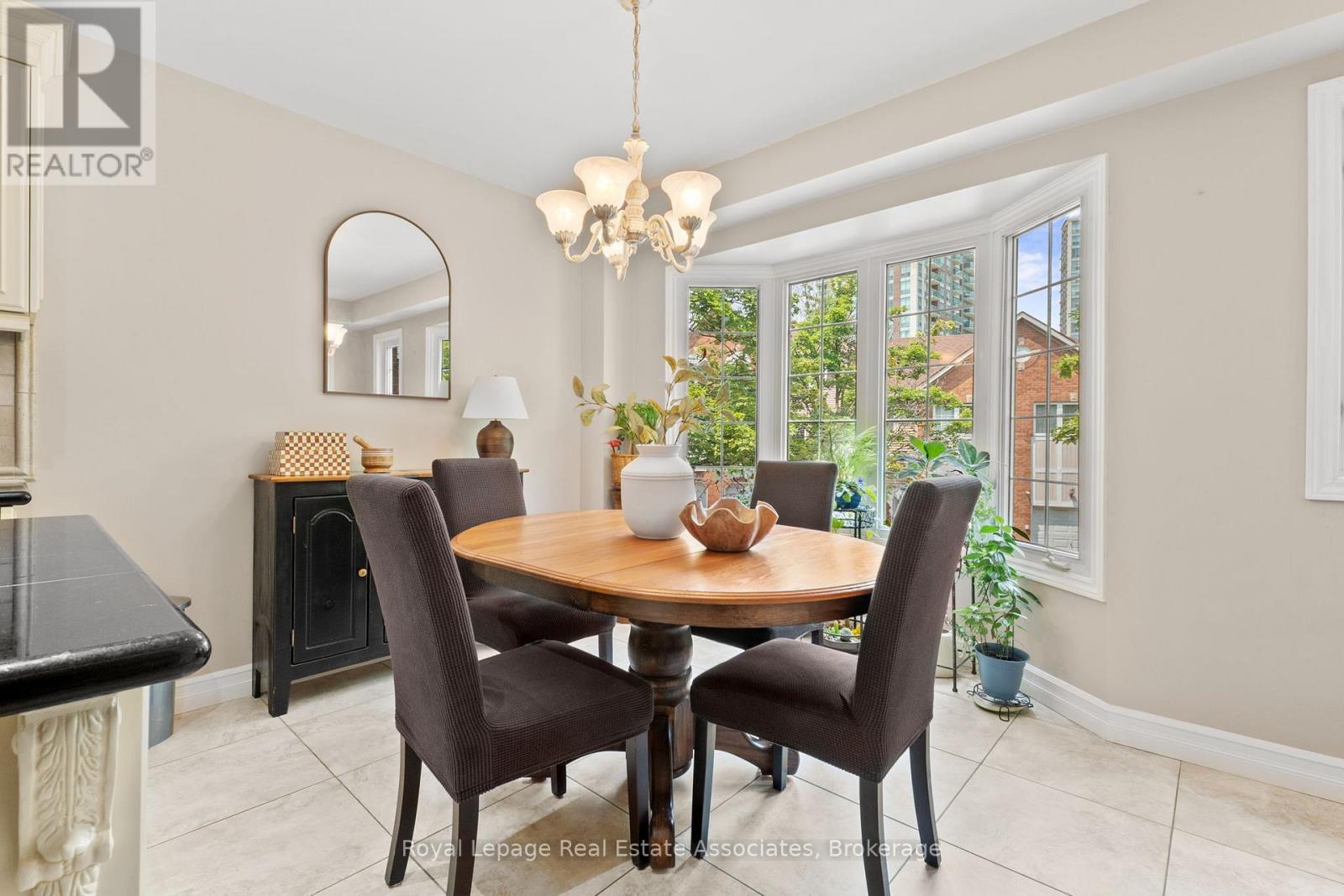 7 - 4605 Donegal Drive, Mississauga, ON - Indoor Photo Showing Dining Room