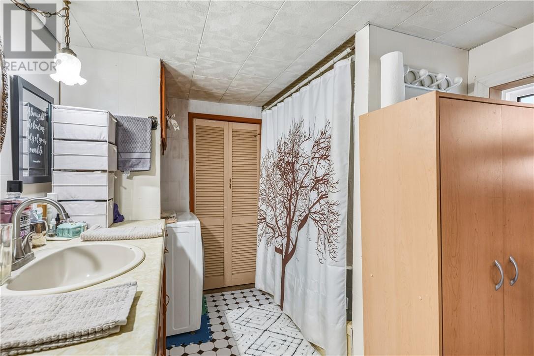 5 Rutland, Warren, ON - Indoor