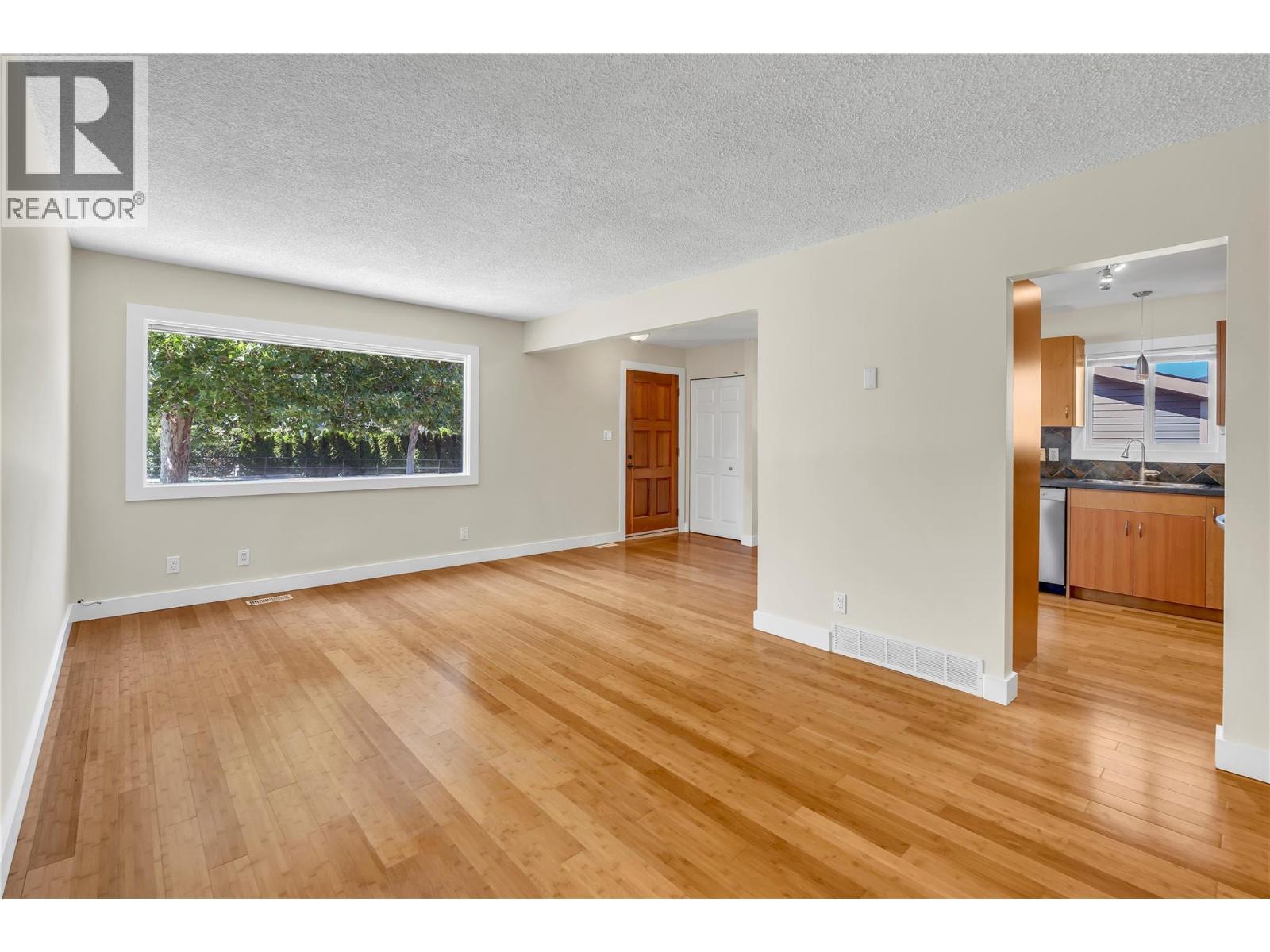 8299 Prairie Valley Road, Summerland, BC - Indoor Photo Showing Living Room