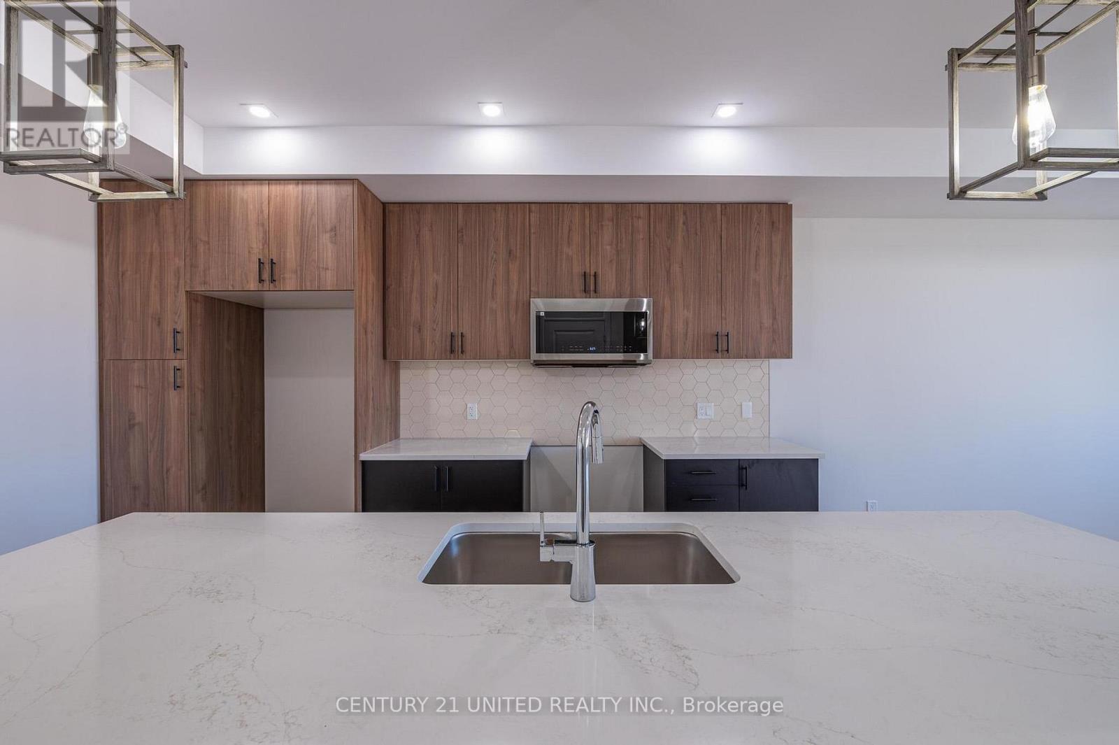 305 Mullighan Gardens, Peterborough (Monaghan Ward 2), ON - Indoor Photo Showing Kitchen