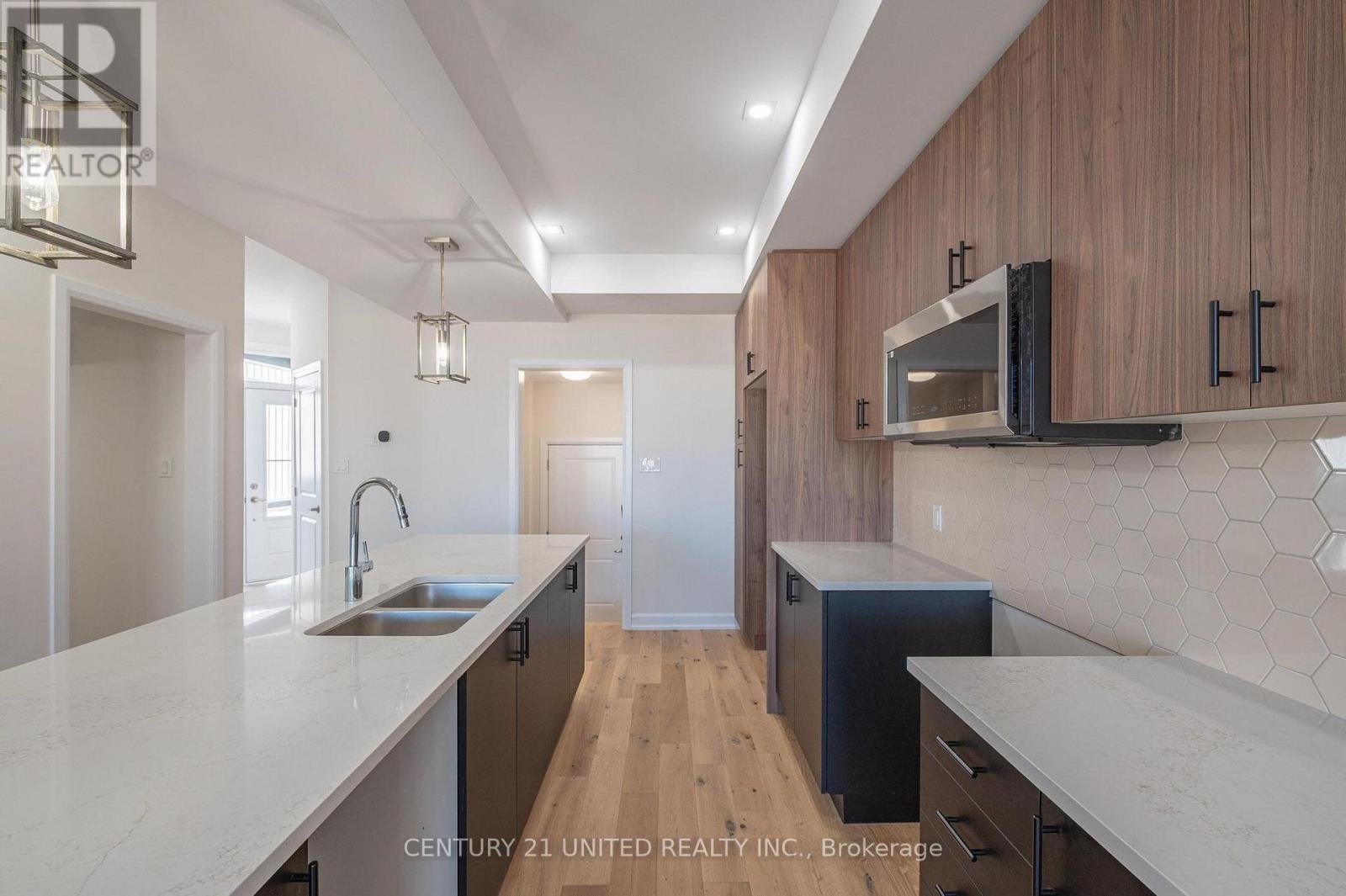 305 Mullighan Gardens, Peterborough (Monaghan Ward 2), ON - Indoor Photo Showing Kitchen With Double Sink