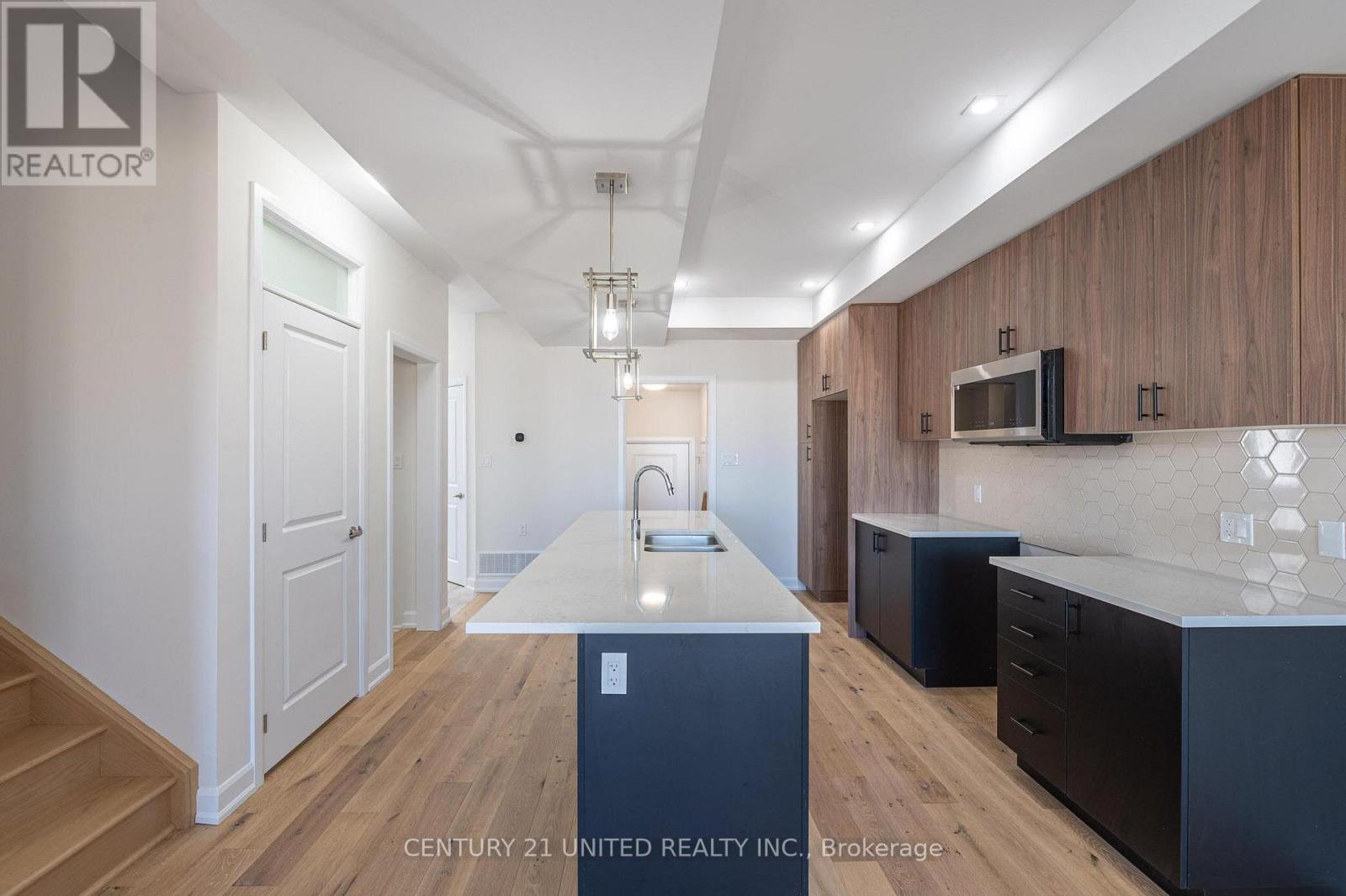 305 Mullighan Gardens, Peterborough (Monaghan Ward 2), ON - Indoor Photo Showing Kitchen With Double Sink With Upgraded Kitchen