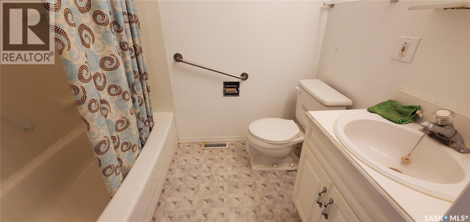 1809 Progress Avenue, Vanguard, SK - Indoor Photo Showing Bathroom