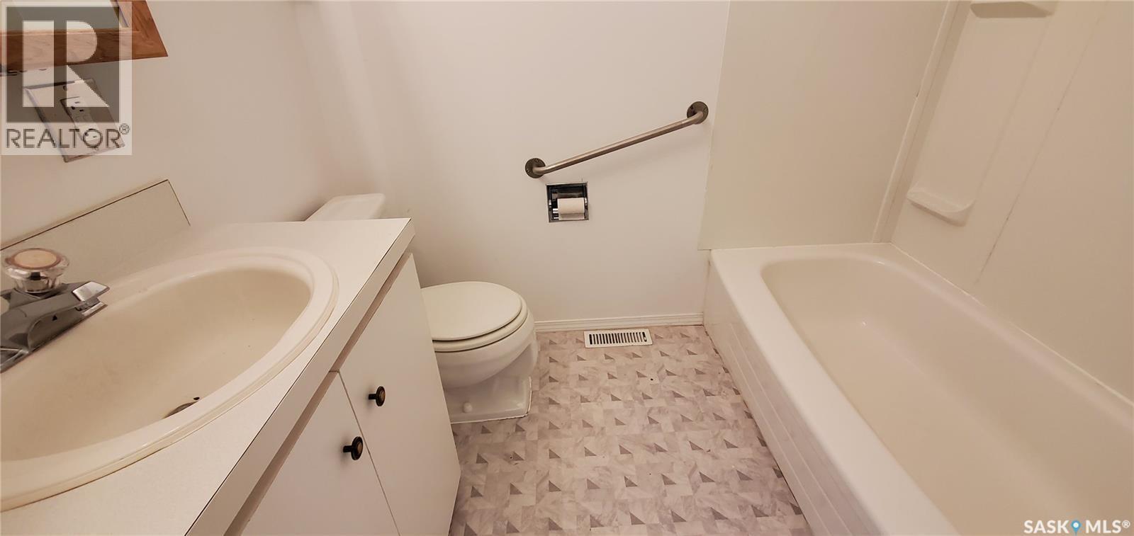 1809 Progress Avenue, Vanguard, SK - Indoor Photo Showing Bathroom