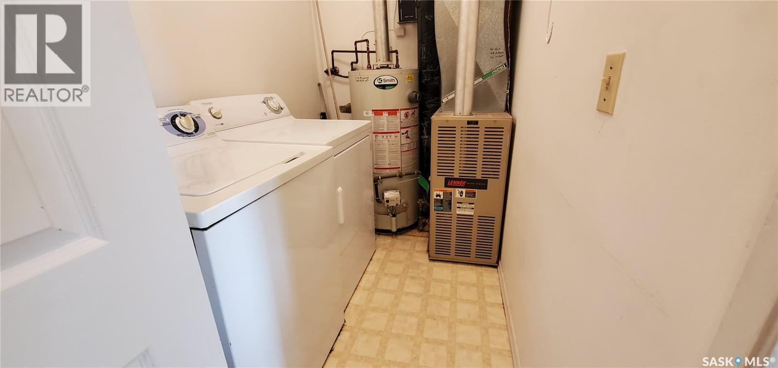 1809 Progress Avenue, Vanguard, SK - Indoor Photo Showing Laundry Room