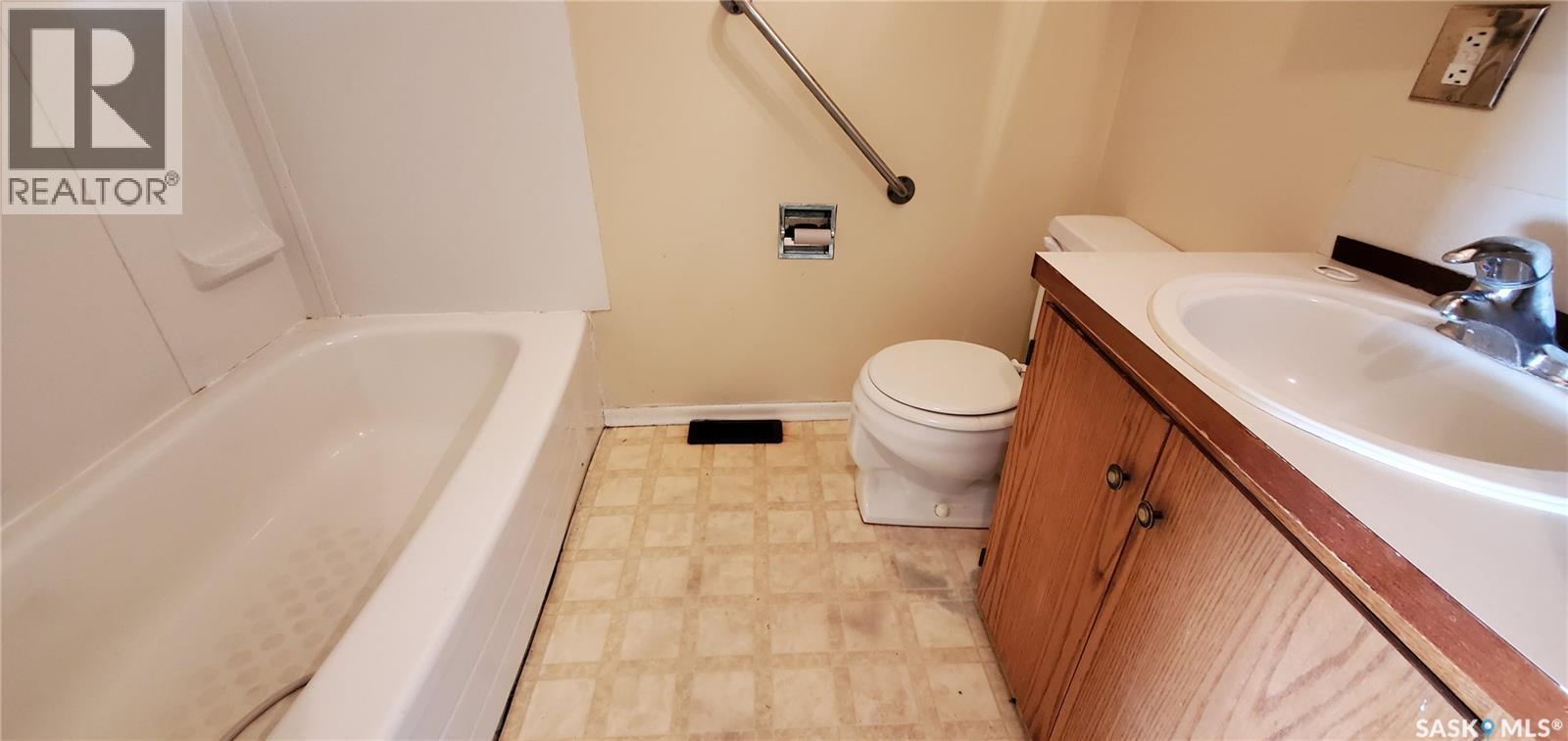 1809 Progress Avenue, Vanguard, SK - Indoor Photo Showing Bathroom