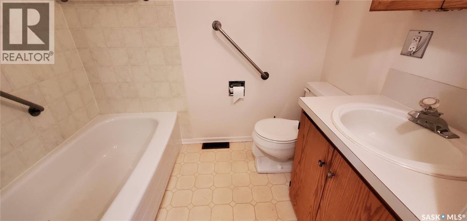 1809 Progress Avenue, Vanguard, SK - Indoor Photo Showing Bathroom