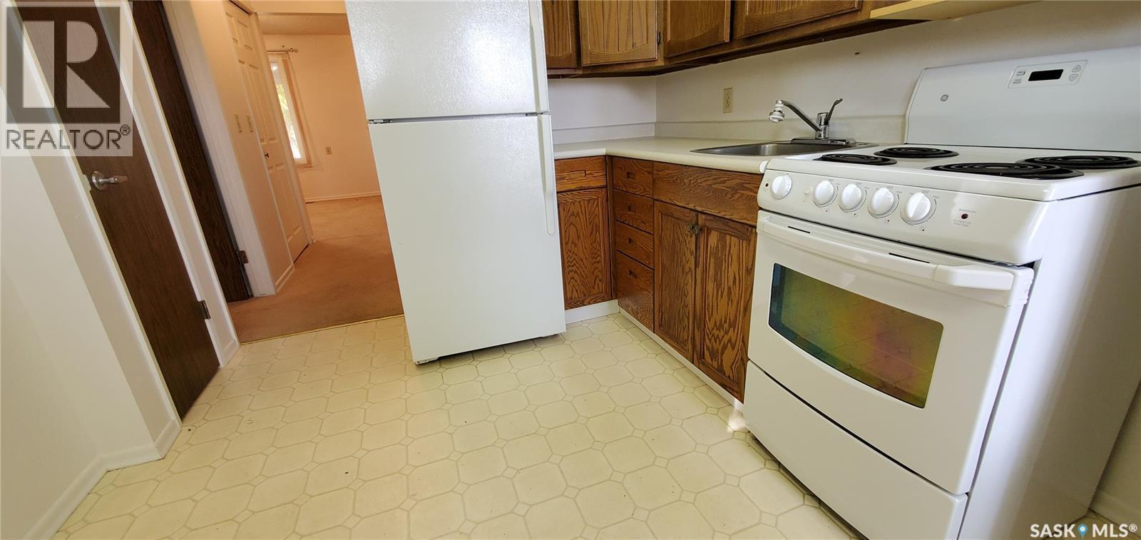 1809 Progress Avenue, Vanguard, SK - Indoor Photo Showing Kitchen