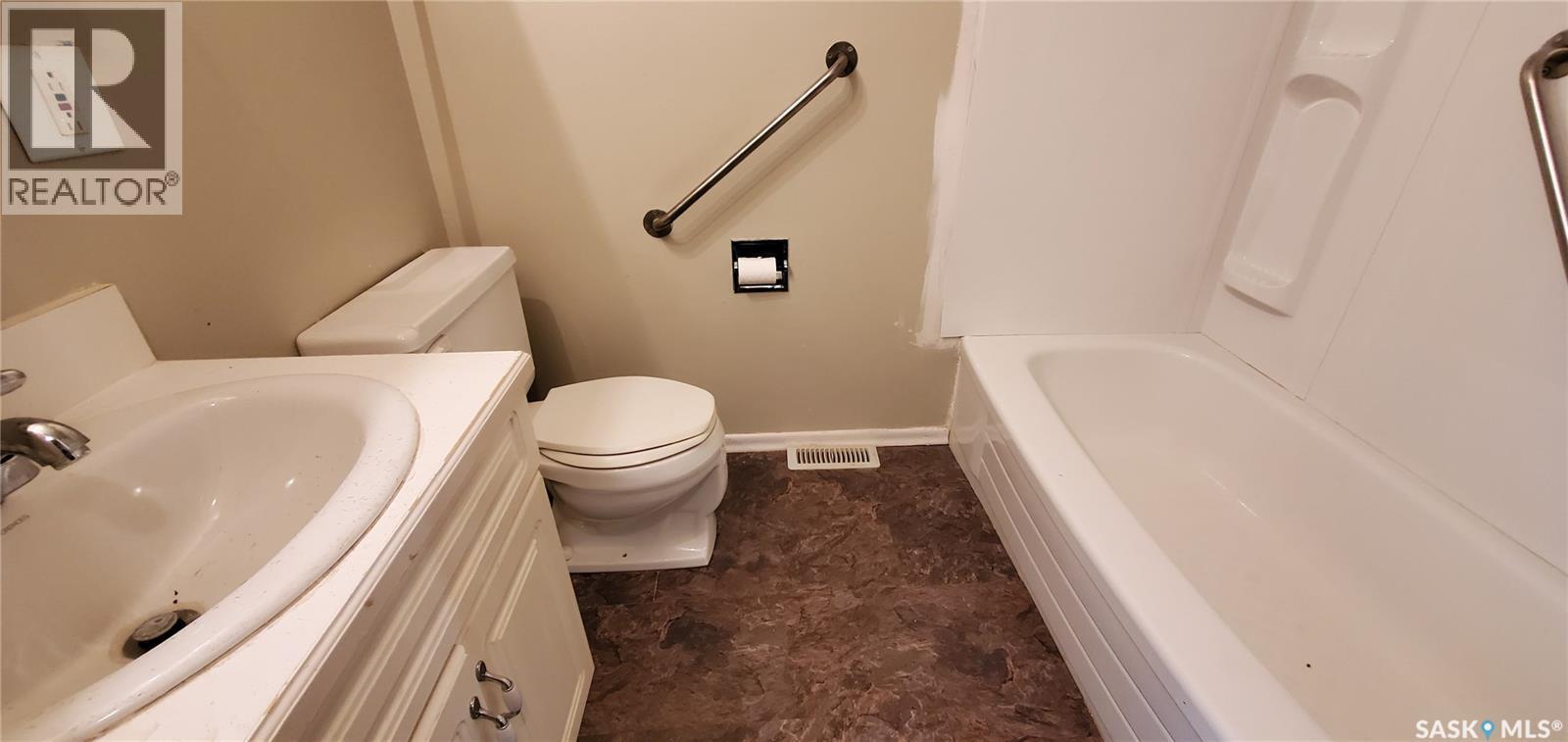 1809 Progress Avenue, Vanguard, SK - Indoor Photo Showing Bathroom